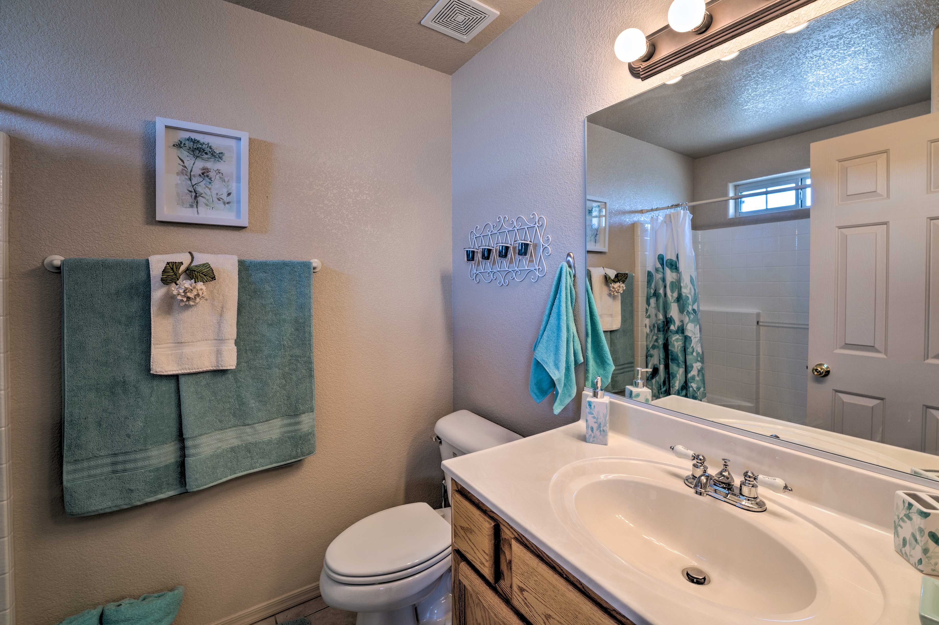 Full Bathroom | Towels Provided