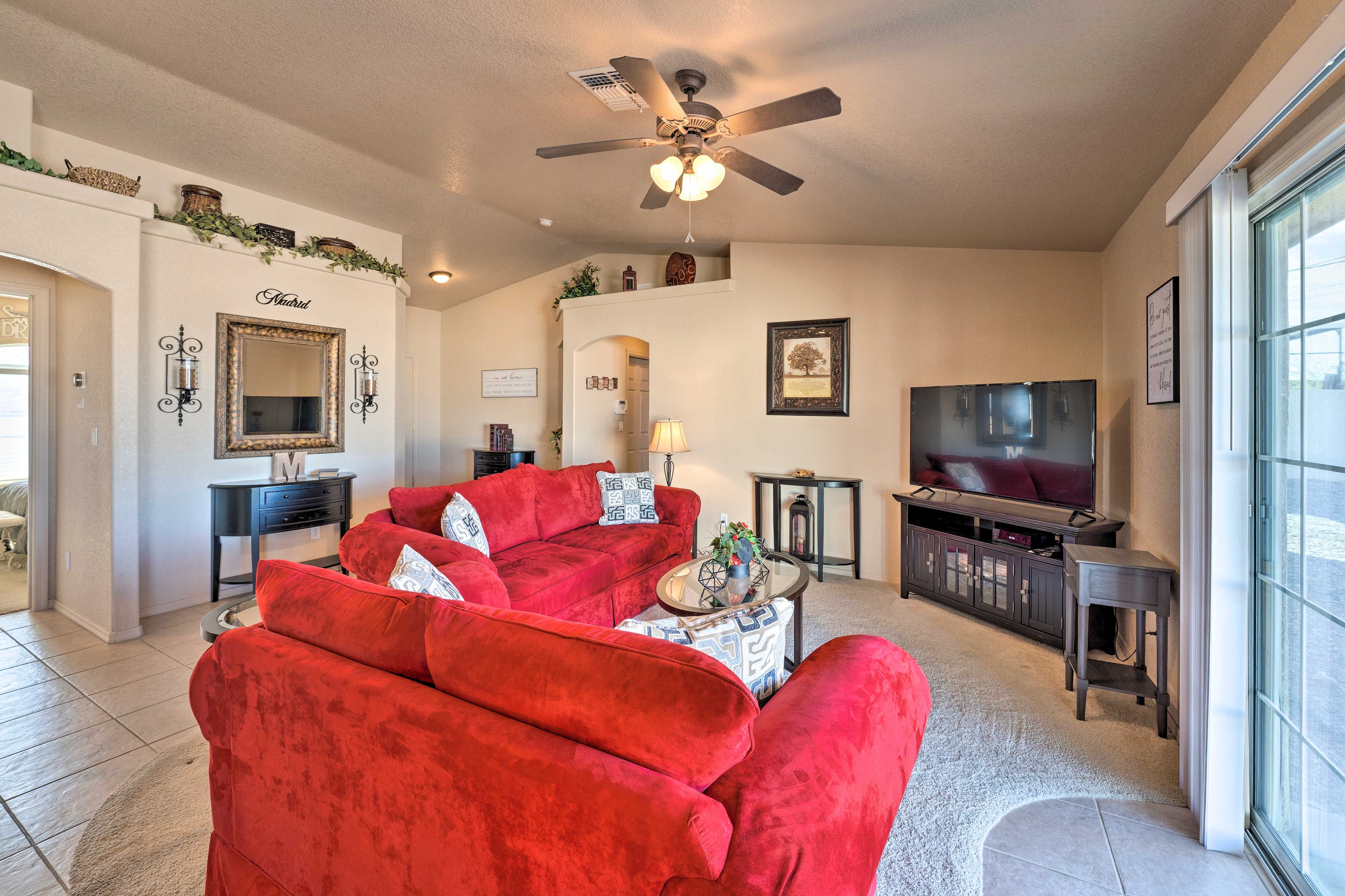 Living Room | Smart TV w/ Cable