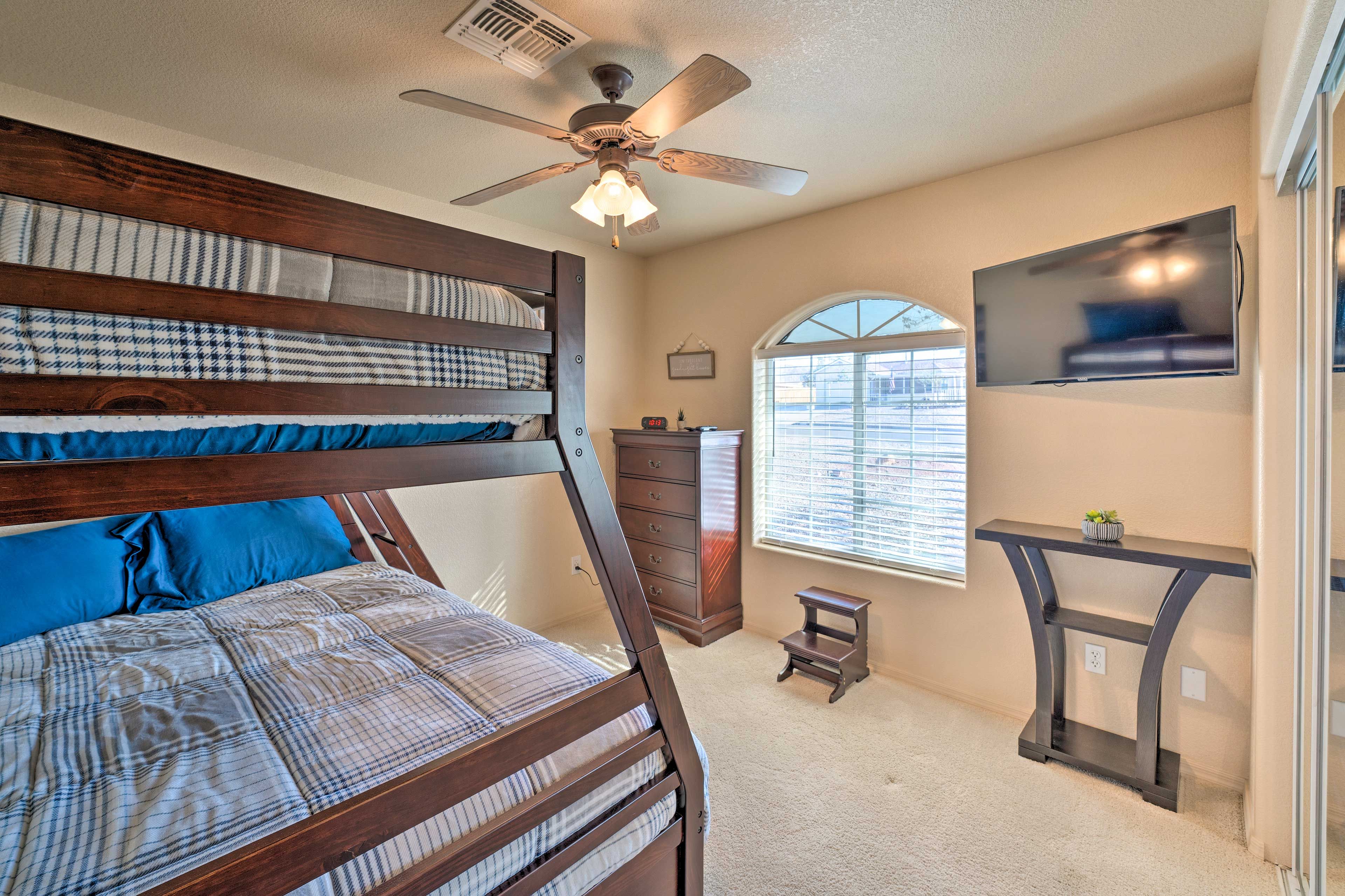 Bedroom 3 | Twin/Full Bunk Bed