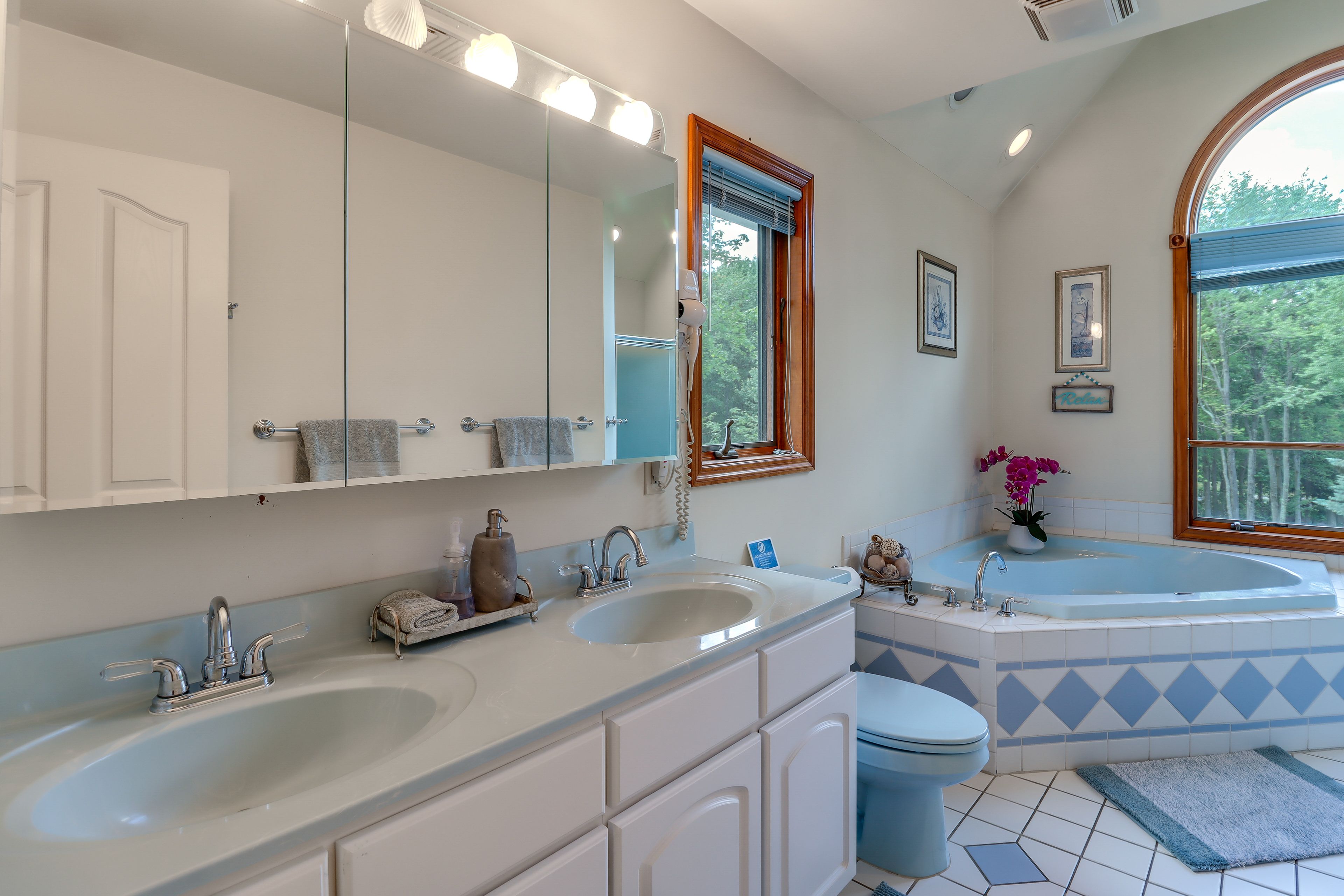 Full Bathroom | 2nd Floor | Towels Provided