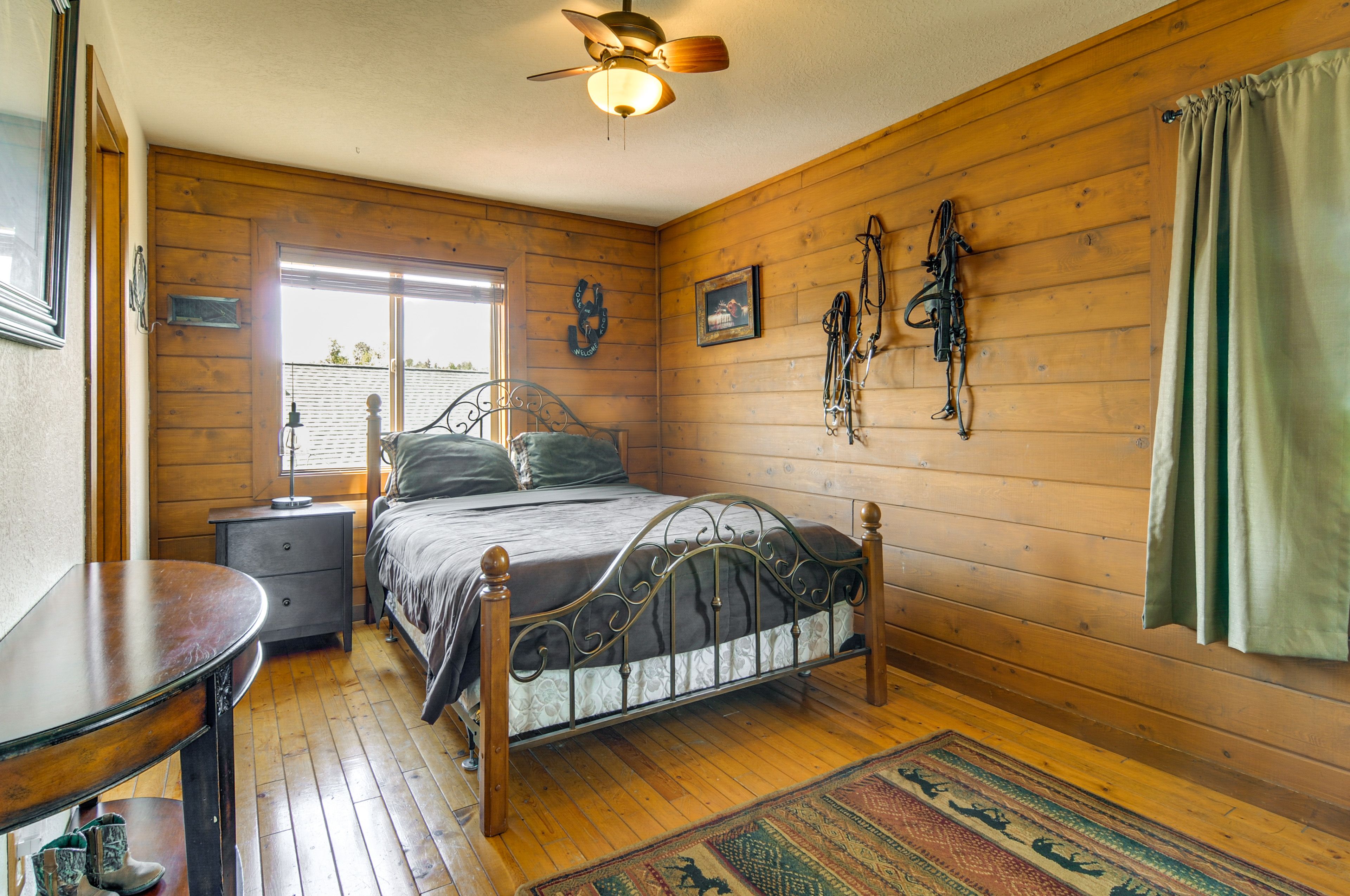 Bedroom 2 | 2nd Floor | Queen Bed