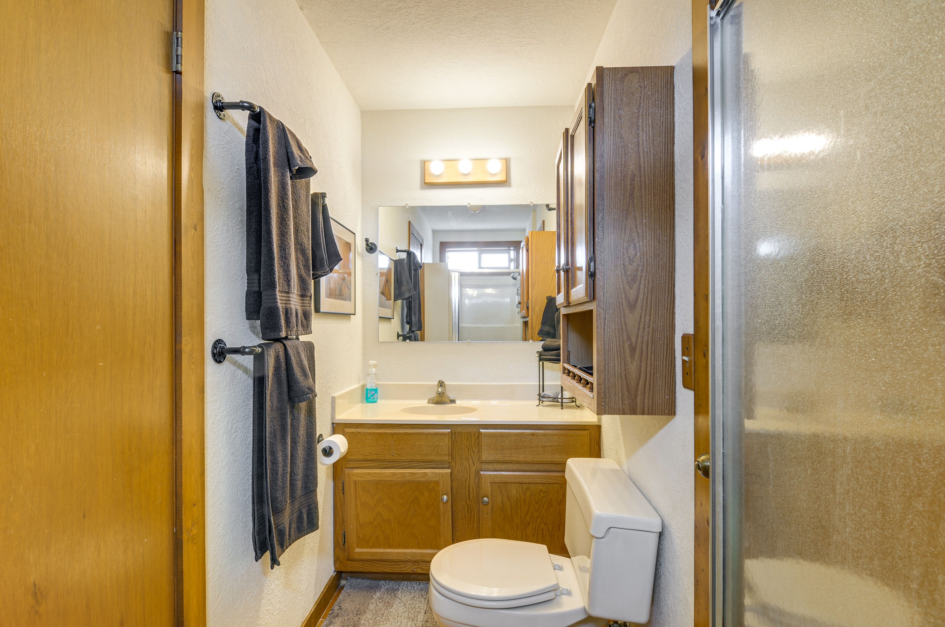 Full Bathroom | 2nd Floor | Towels & Linens Provided