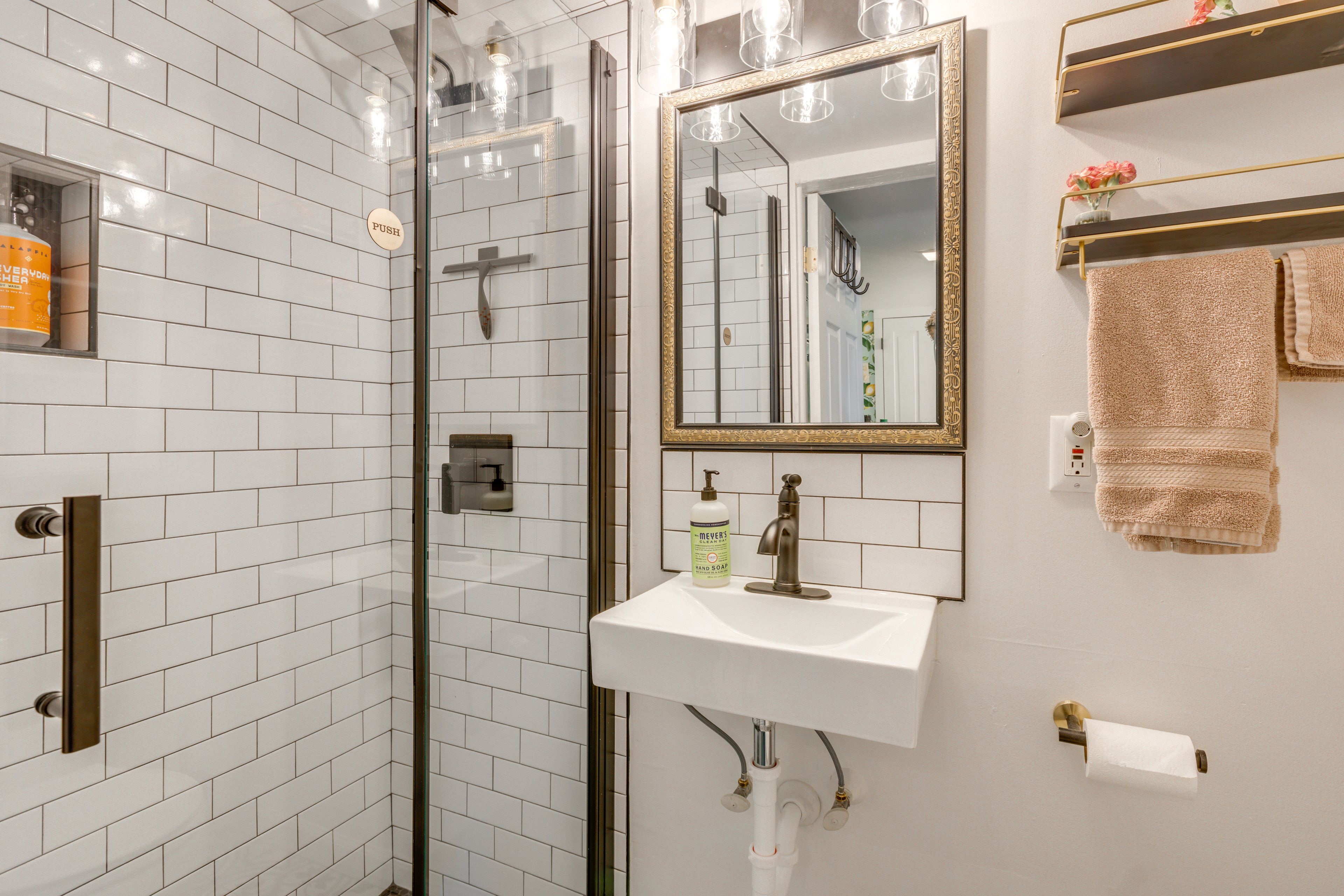 Full Bathroom | Towels Provided | Complimentary Toiletries