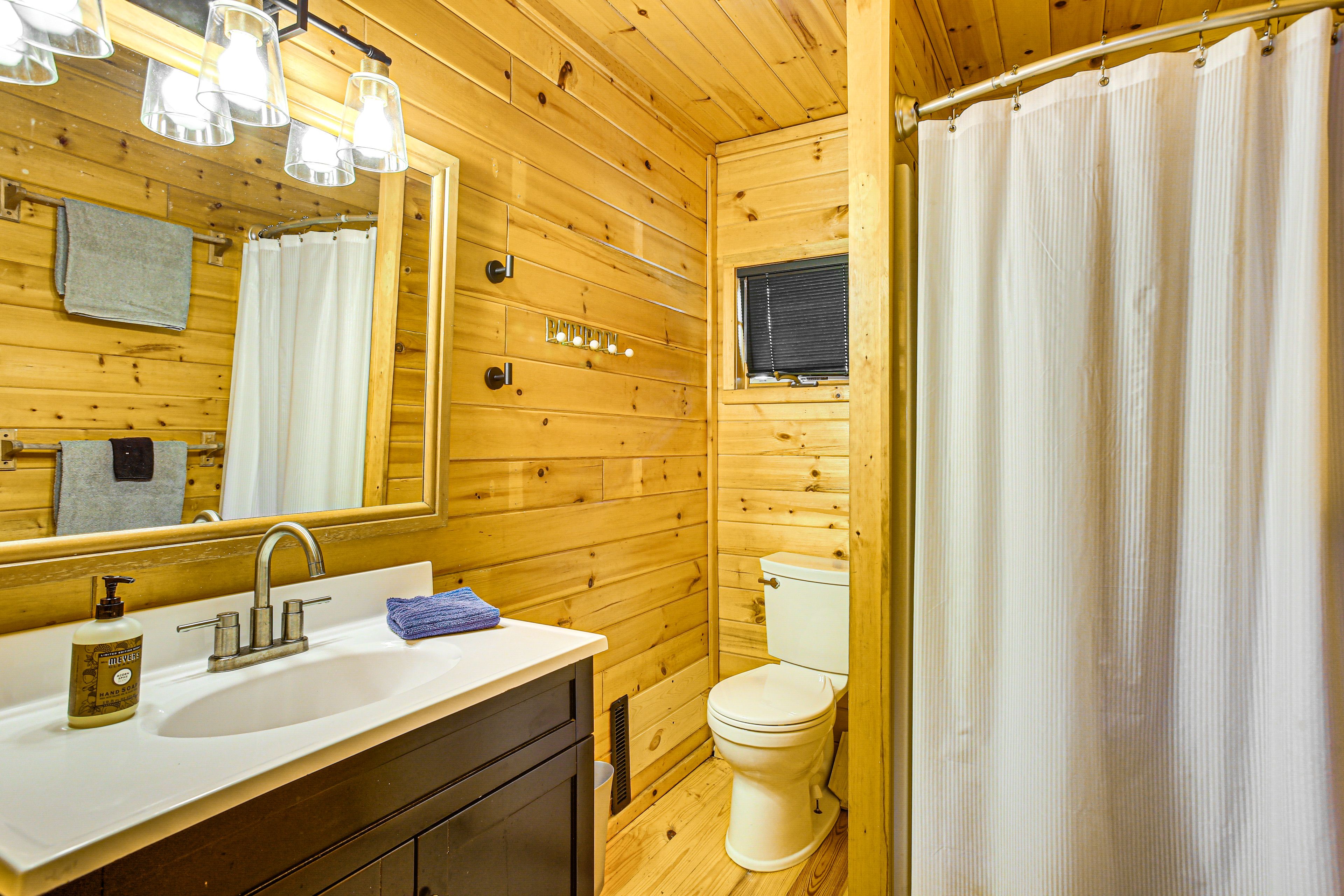 Full Bathroom | Towels Provided | First Floor