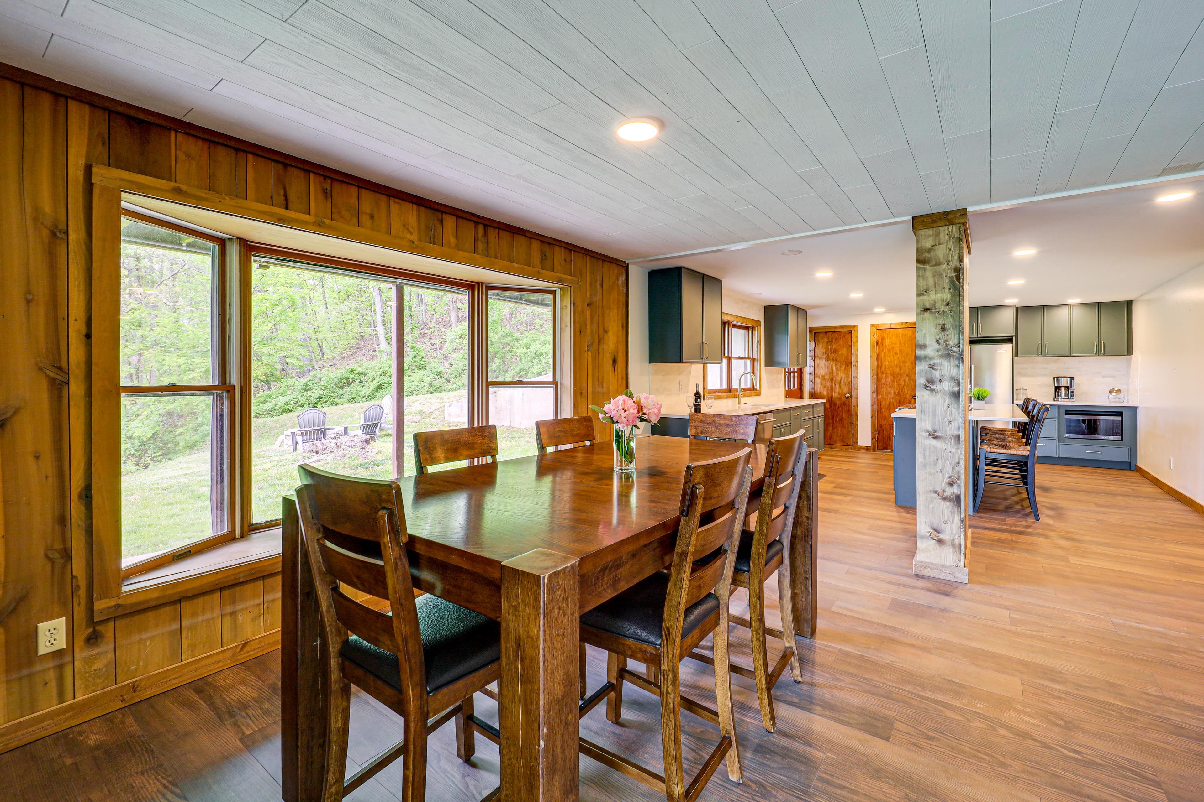 Dining Area | Dishware & Flatware Provided