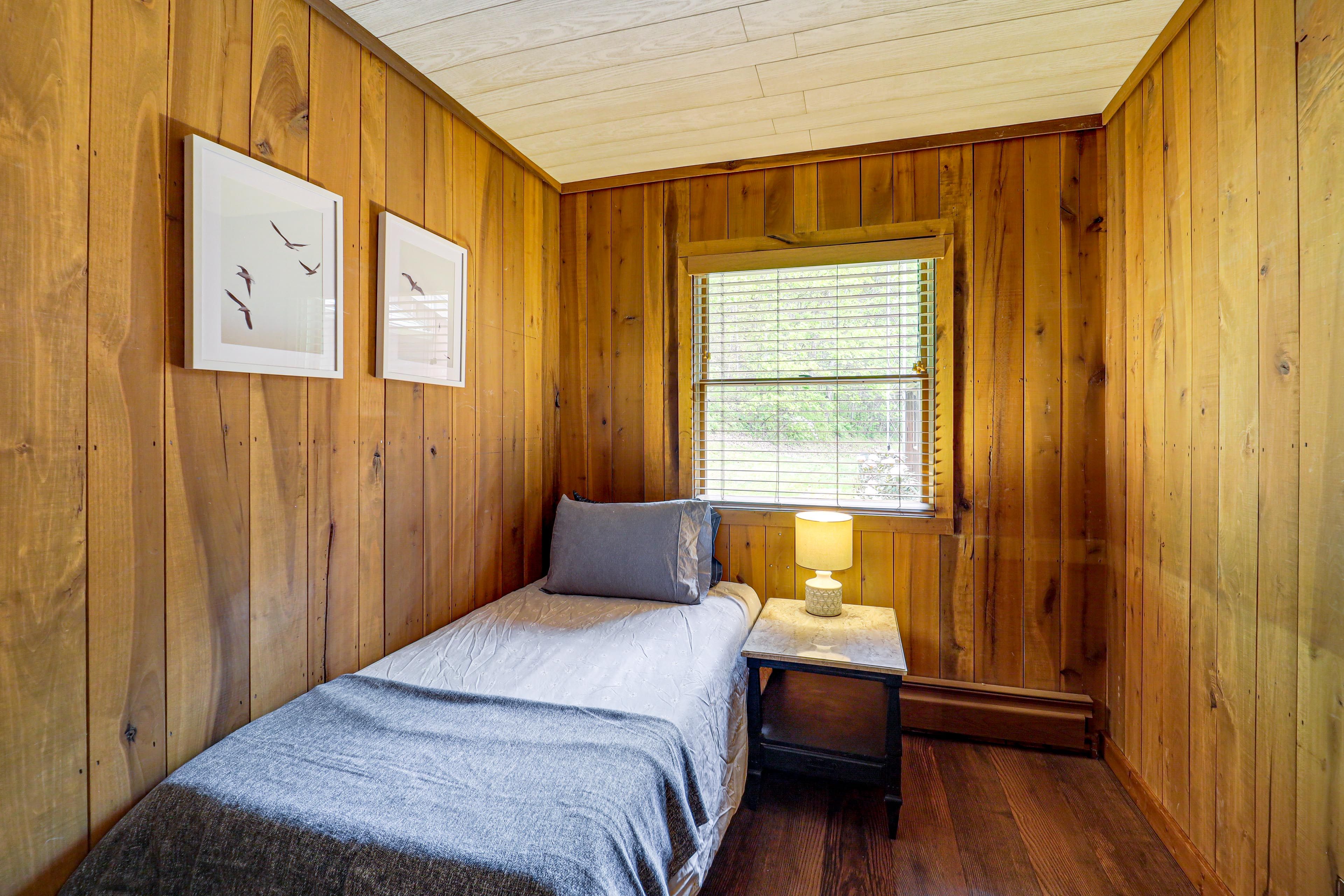 Bedroom 5 | Twin Bed | 1st Floor