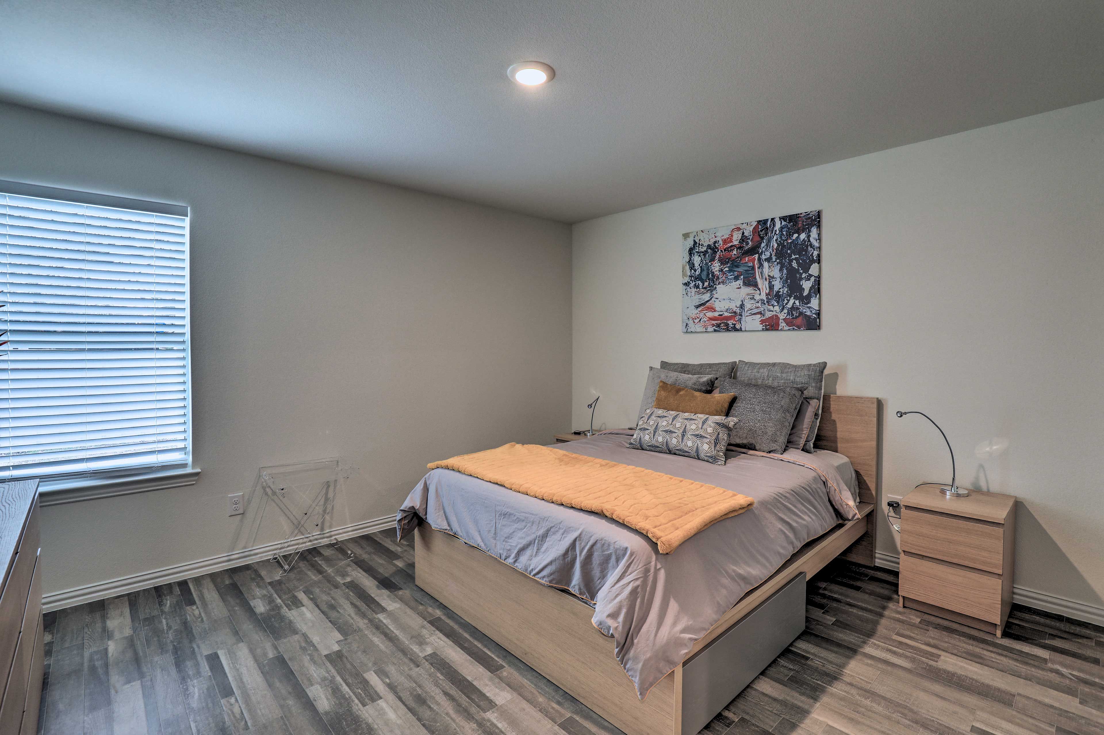 Bedroom 1 | Queen Bed
