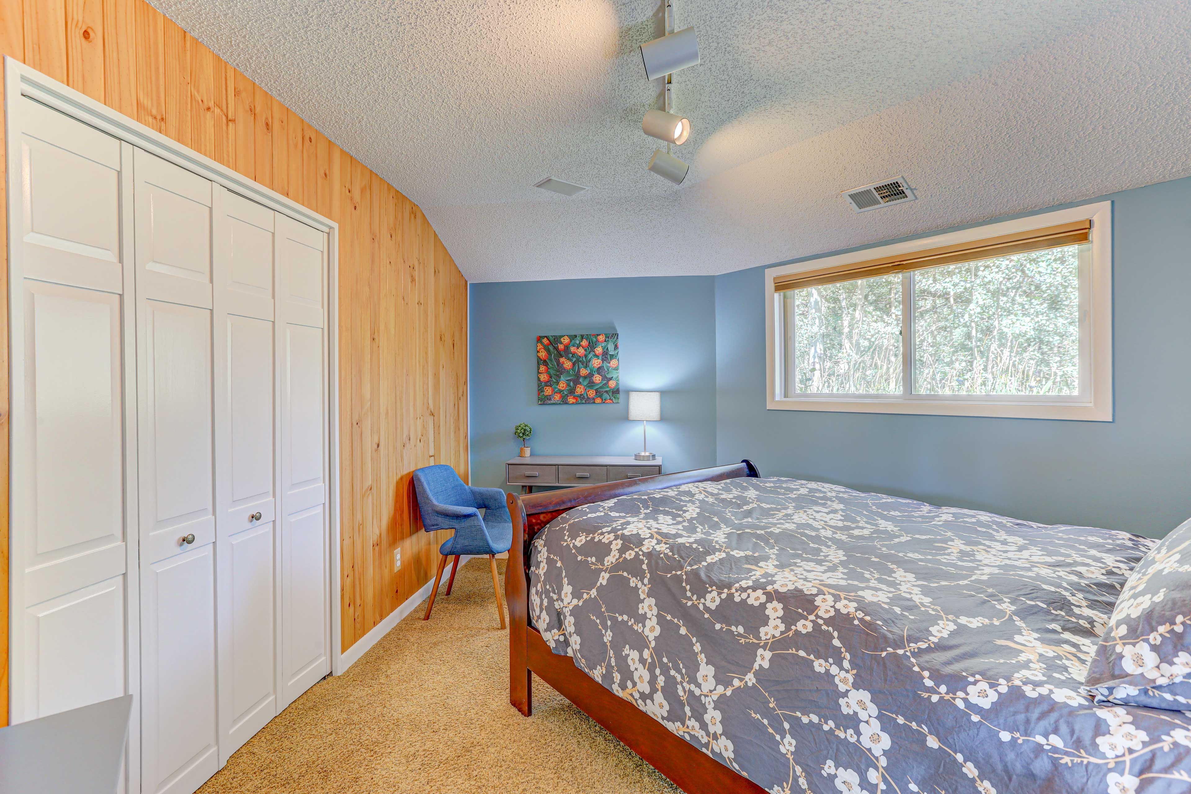 Bedroom 2 | Queen Bed