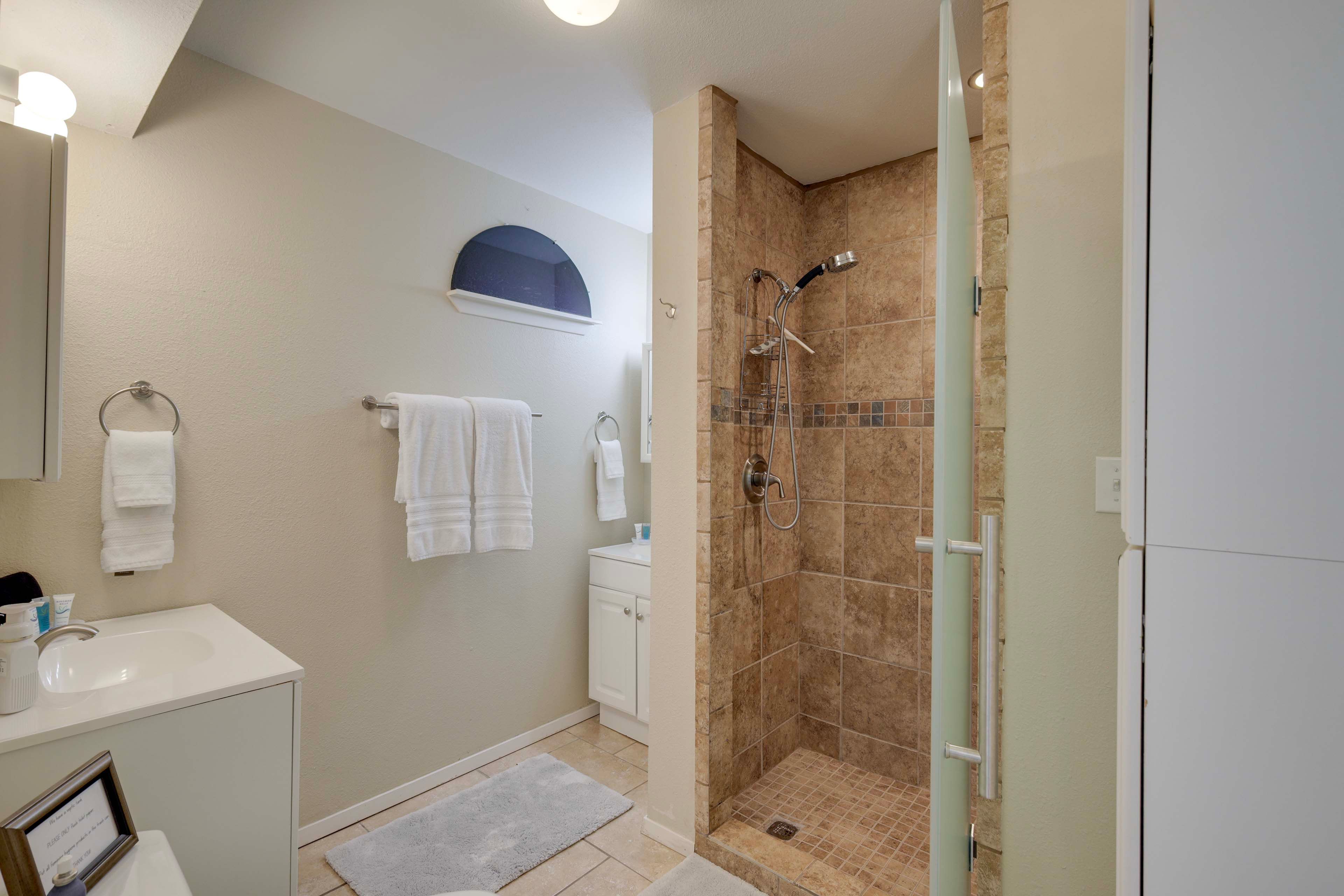 Full Bathroom | Towels Provided