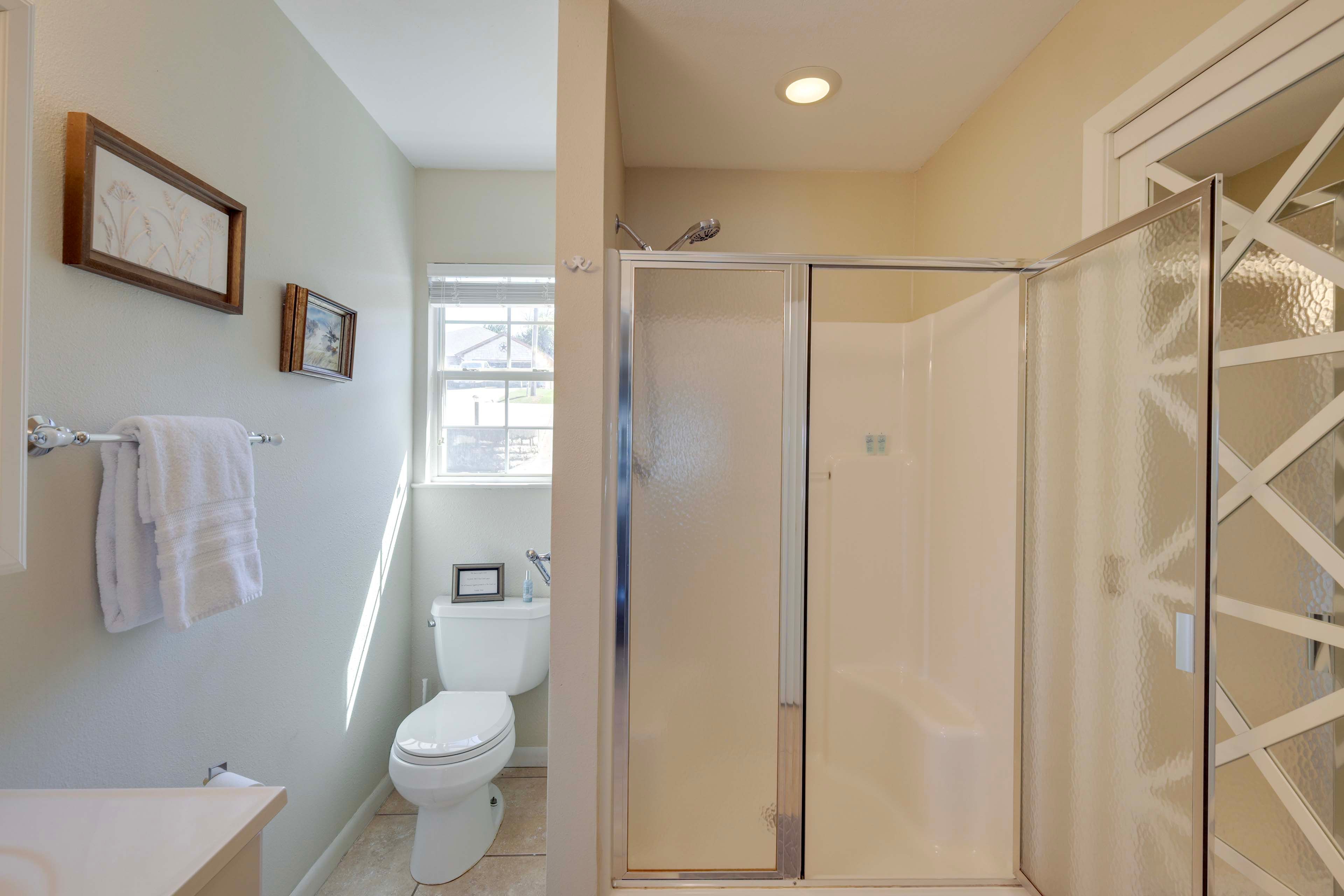 Full Bathroom | Towels Provided