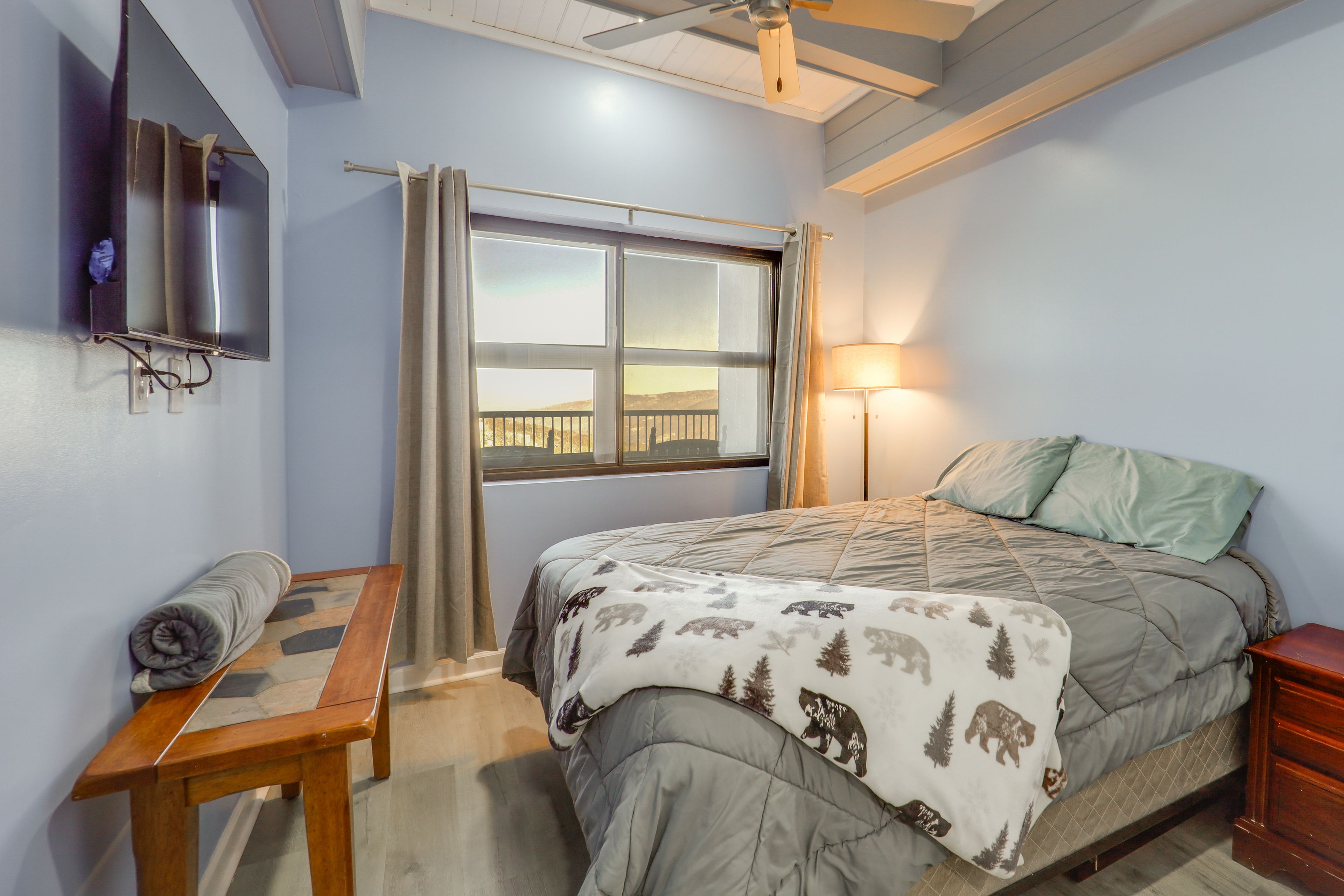 Bedroom 2 | Queen Bed