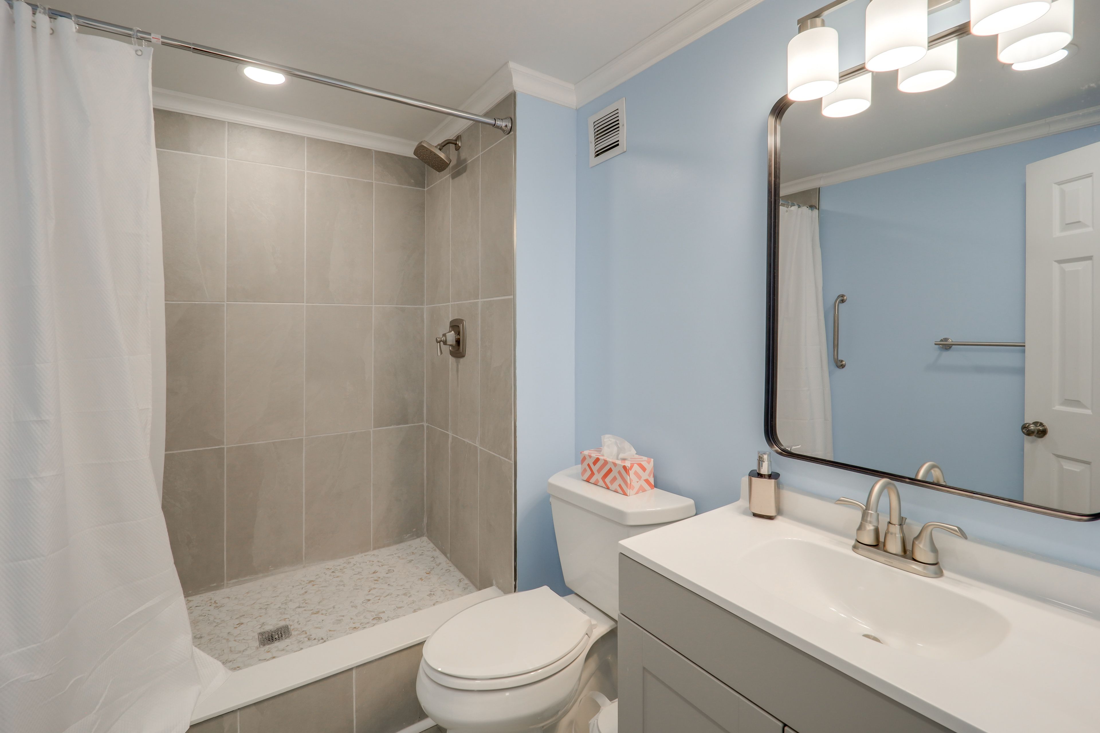 Full Bathroom | Complimentary Toiletries