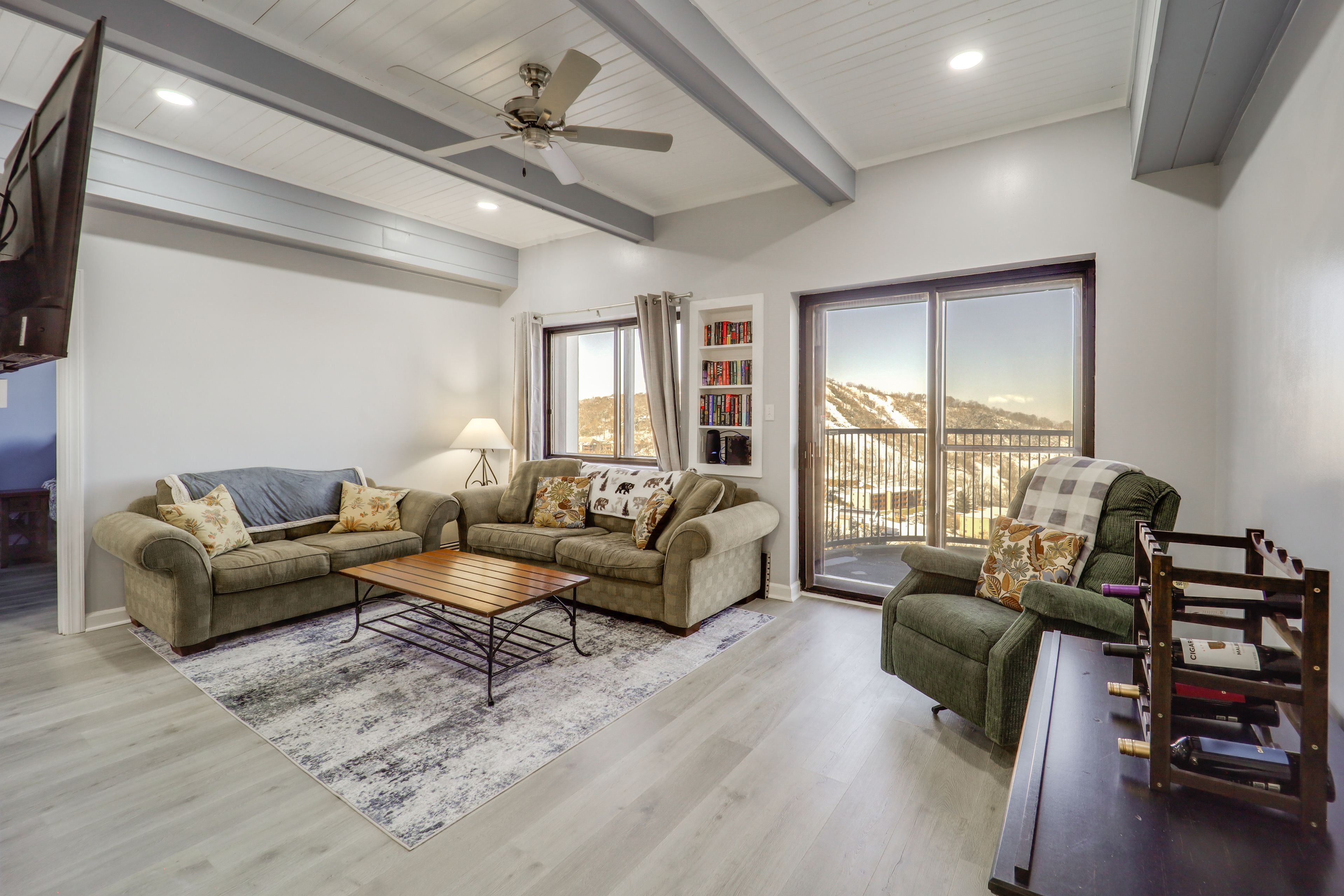 Living Room | Smart TV | Board Games | Fireplace