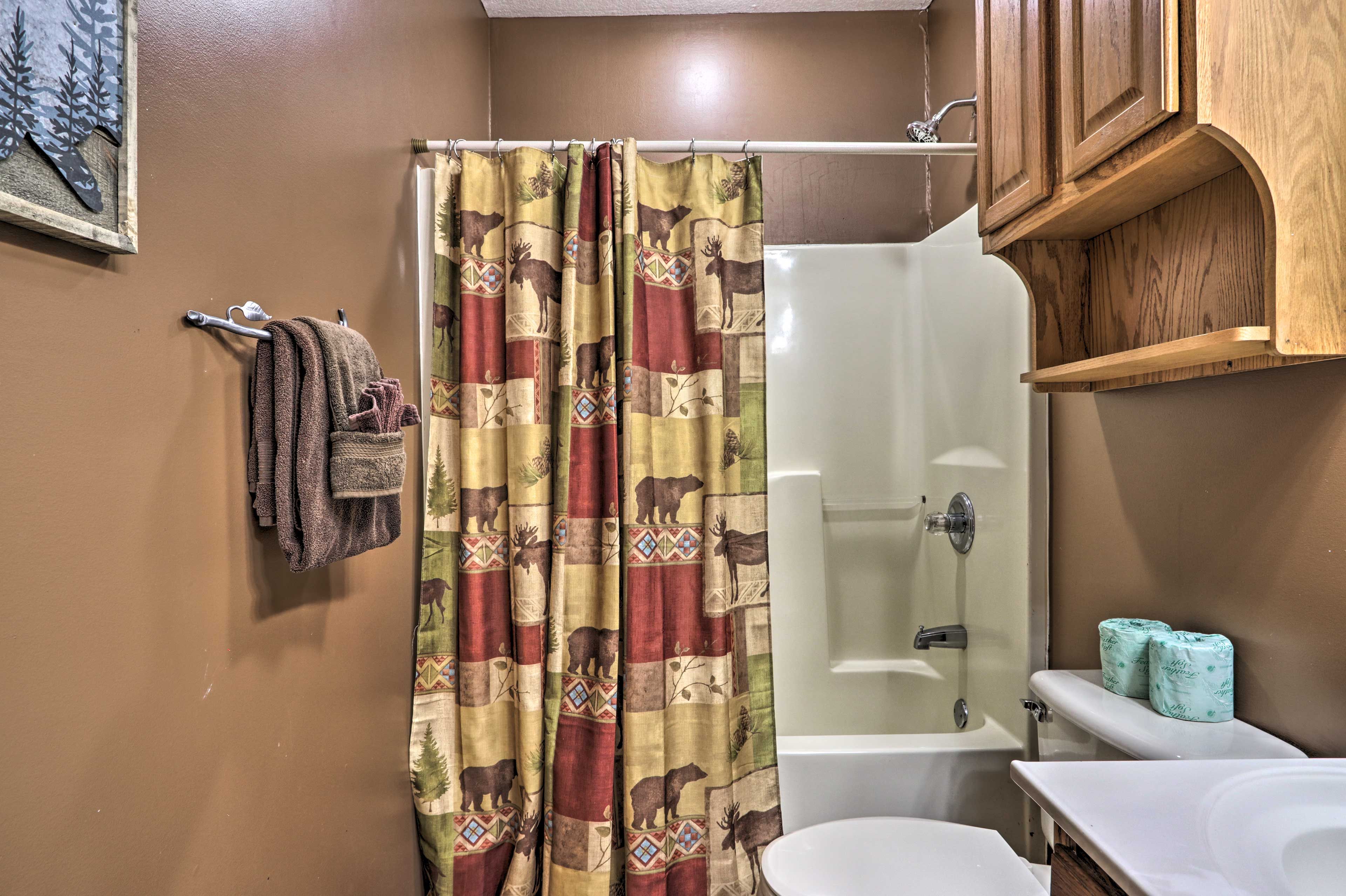 En-Suite Bathroom | Ground Floor | Linens & Towels Provided