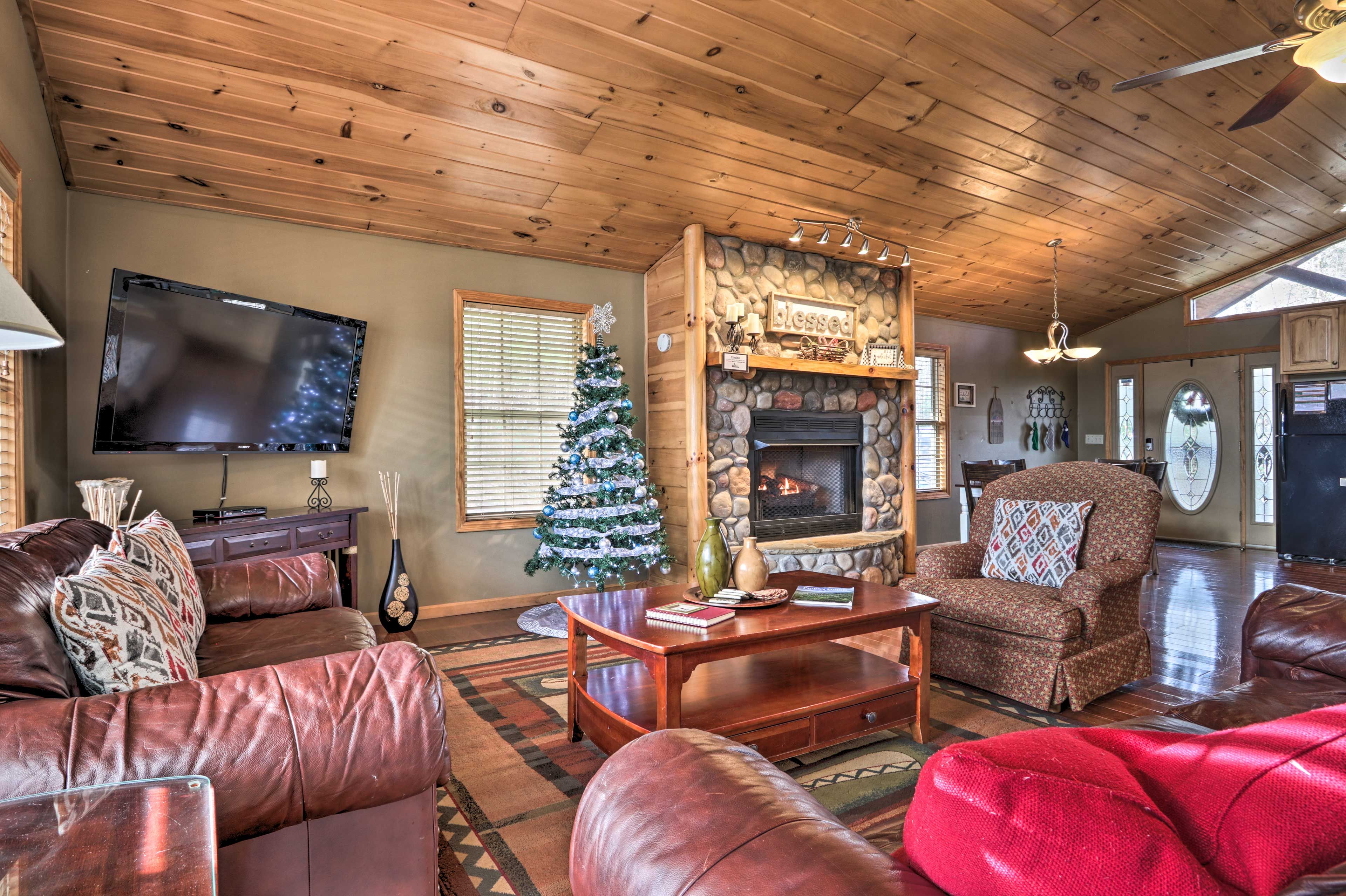 Living Room | Free WiFi | Cable/Satellite TV