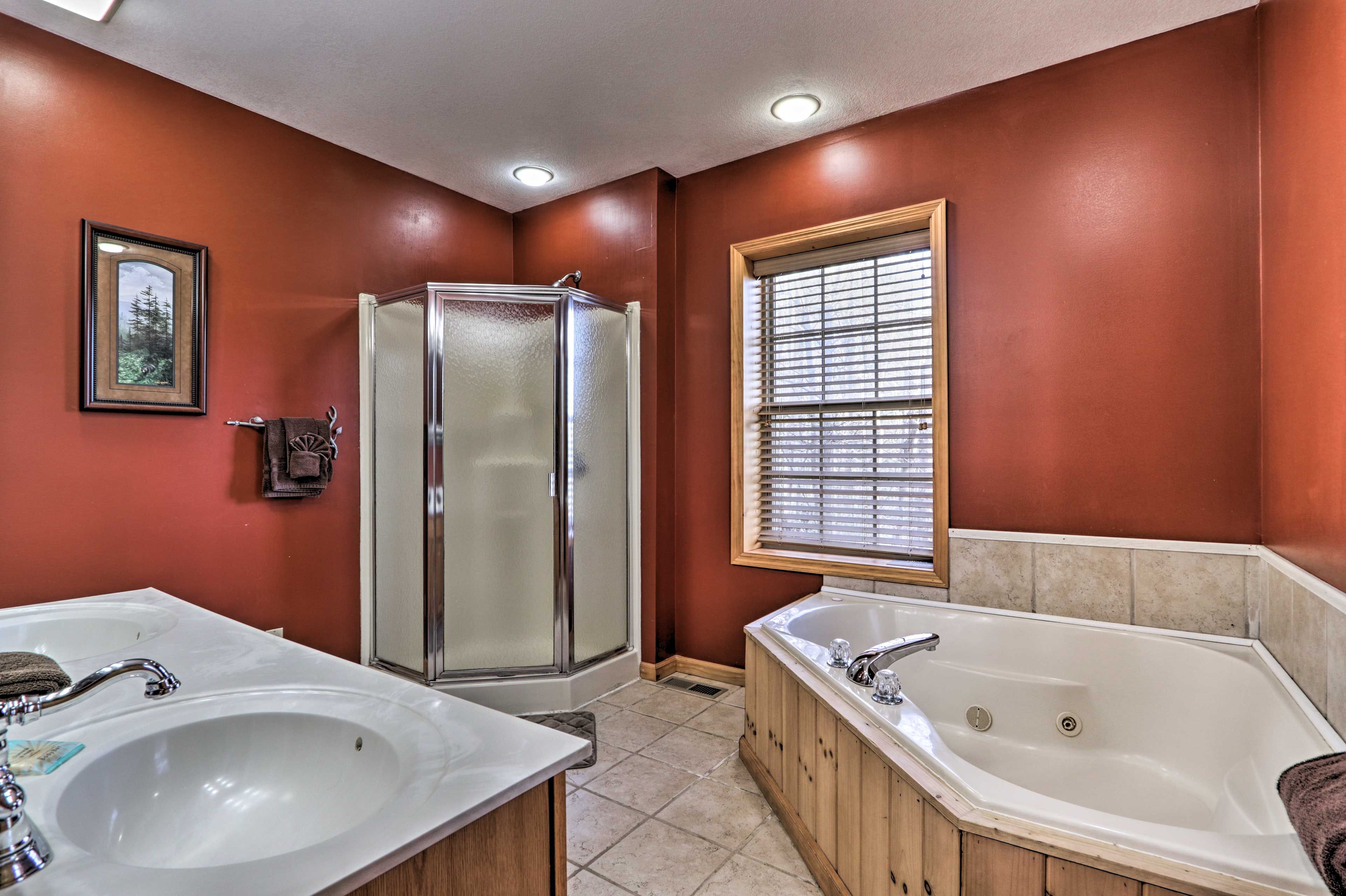En-Suite Bathroom w/ Jetted Tub | Ground Floor