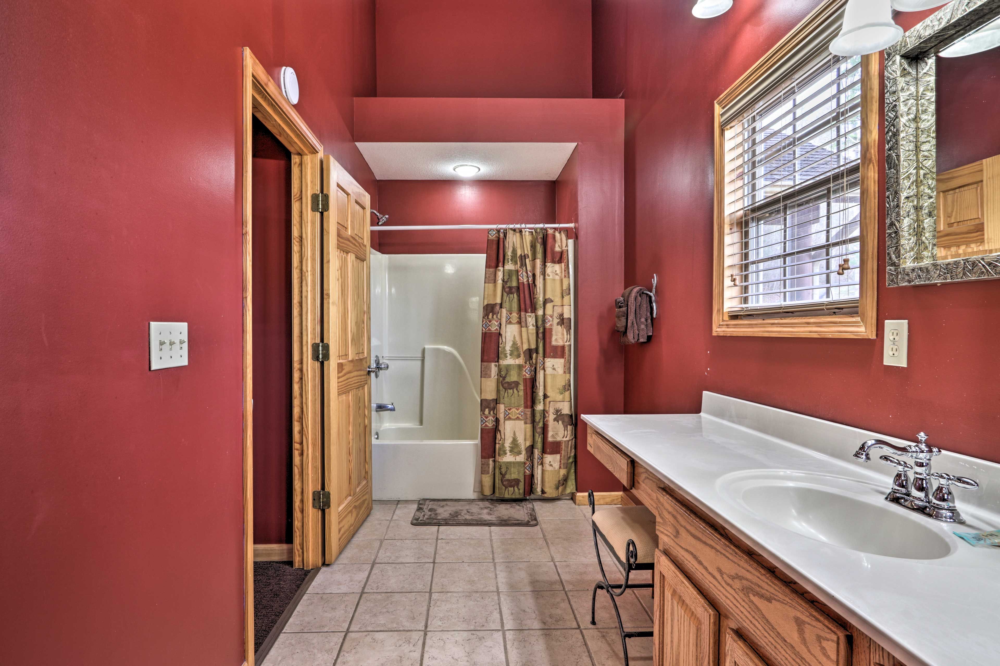 En-Suite Bathroom | Main Floor | Complimentary Toiletries