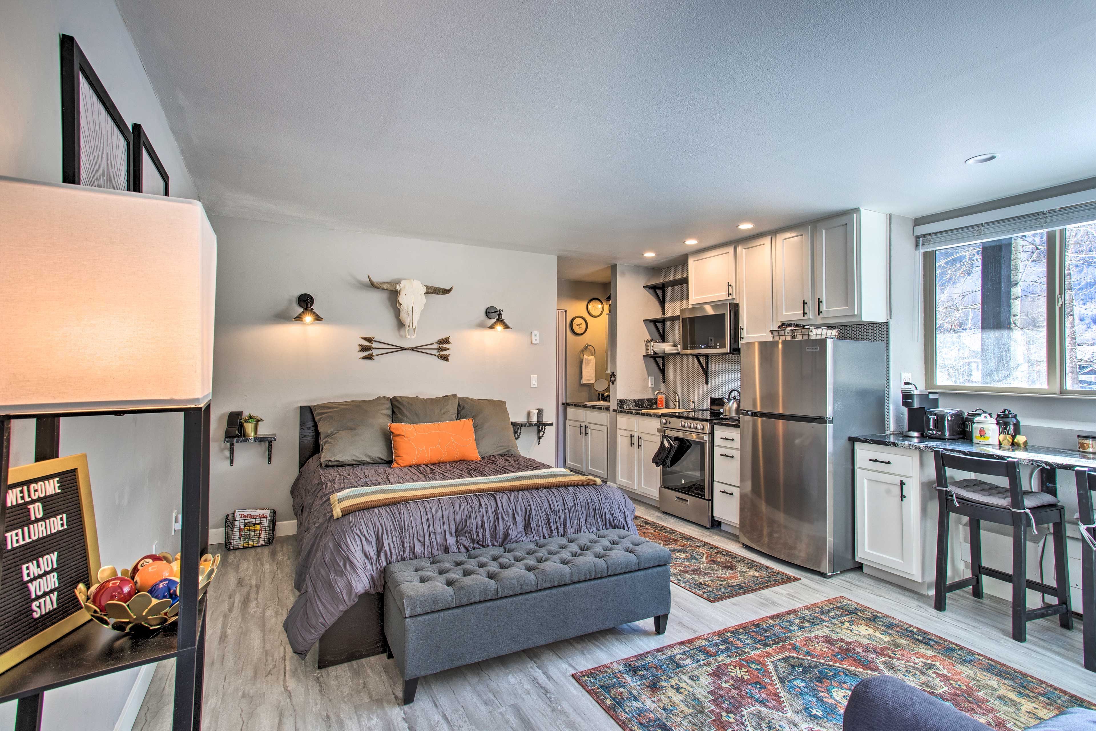 Studio | Queen Bed