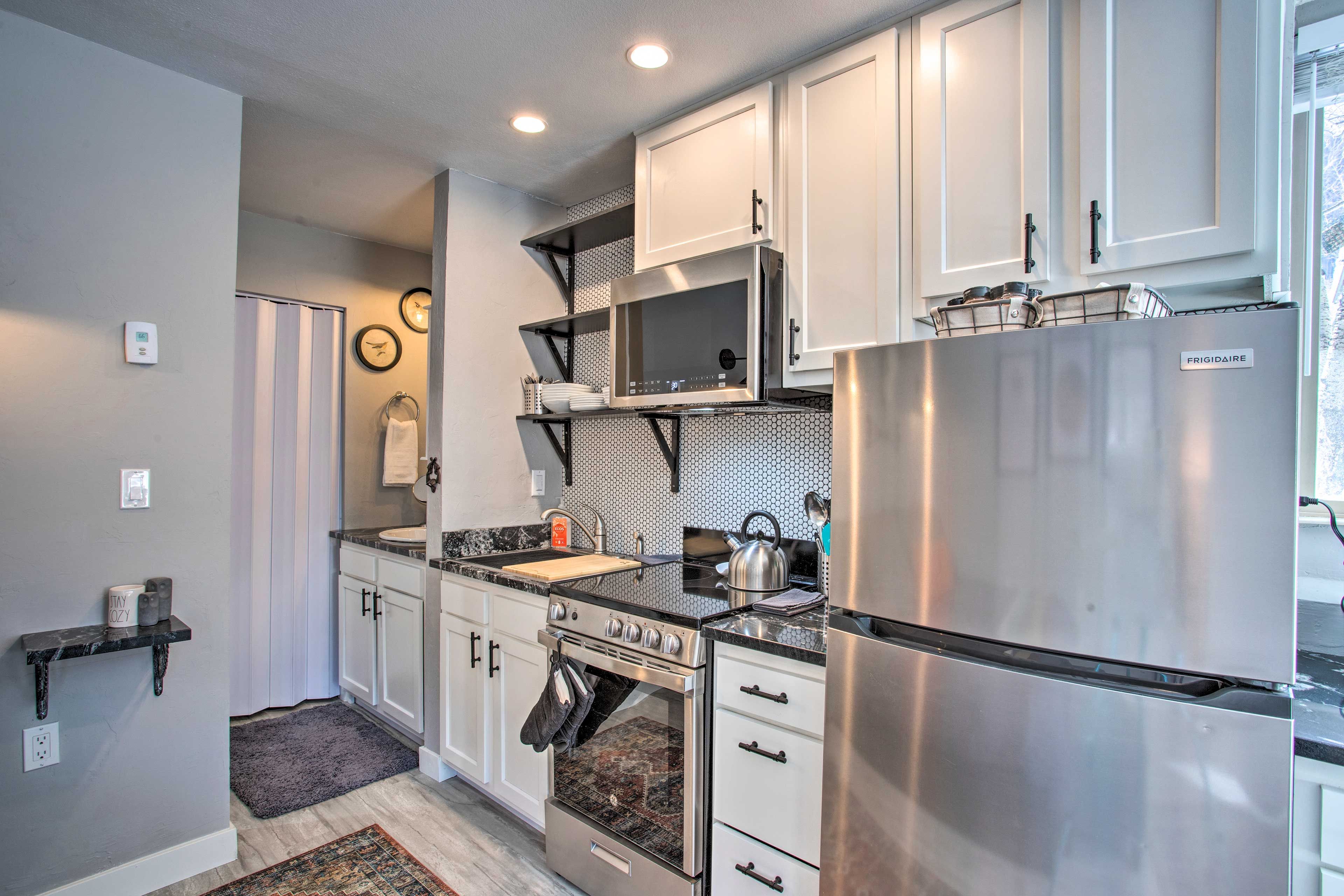 Kitchenette | Fully Equipped w/ Cooking Basics