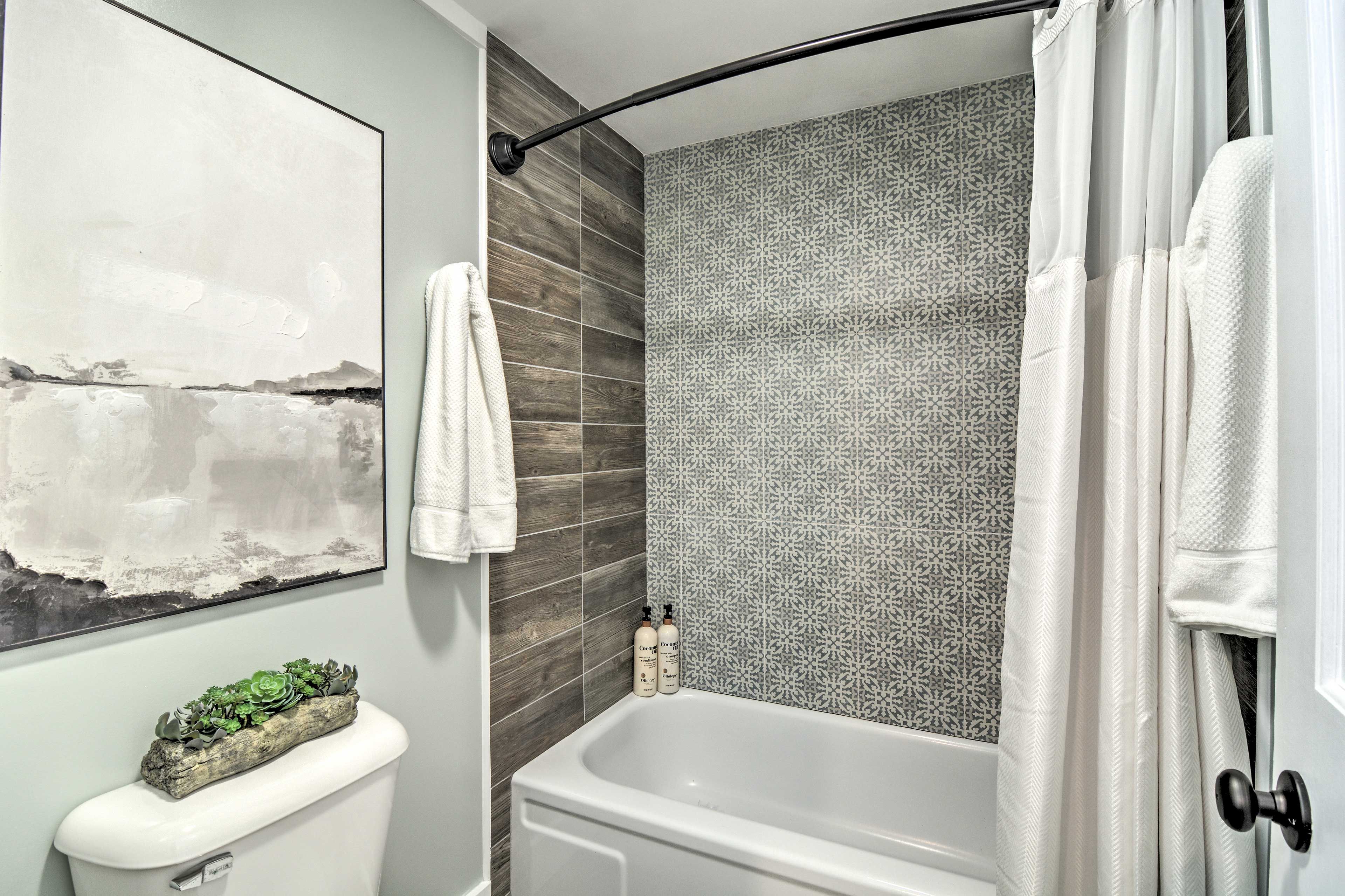 Full Bathroom | Shower/Tub Combo