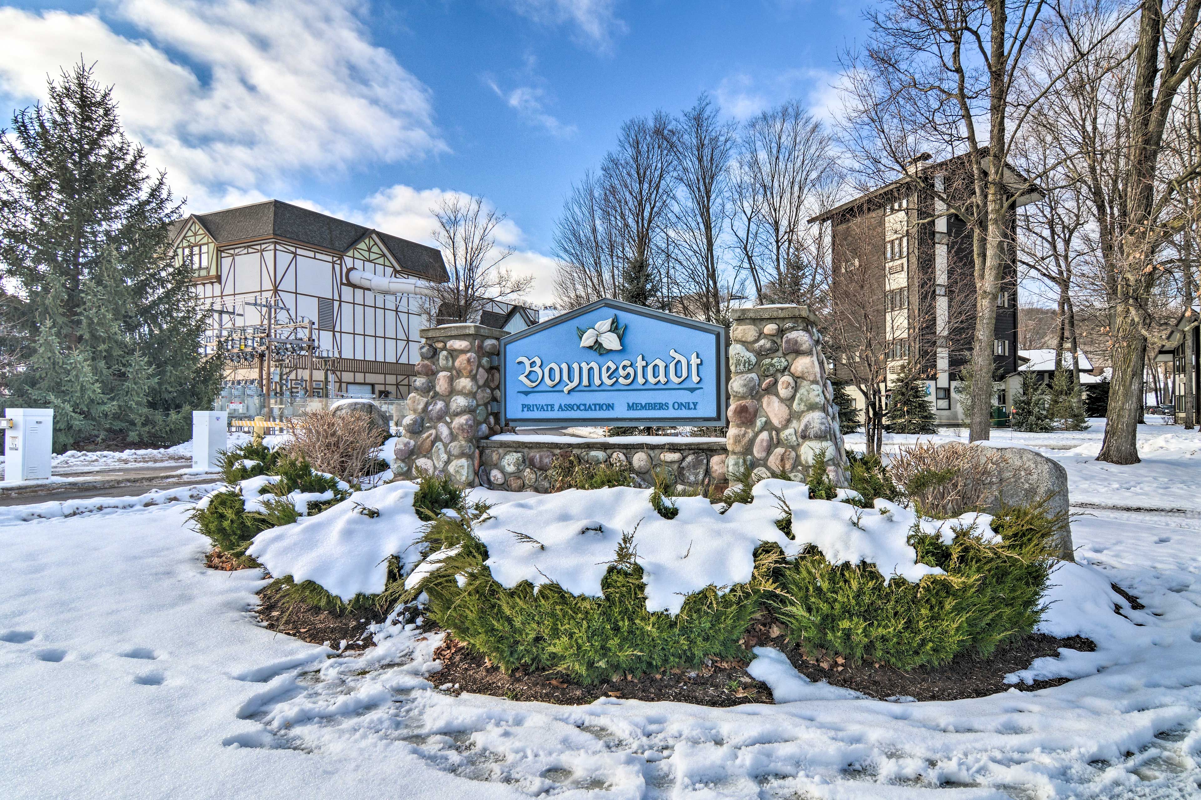 Turn at Boynestadt Sign for Condo