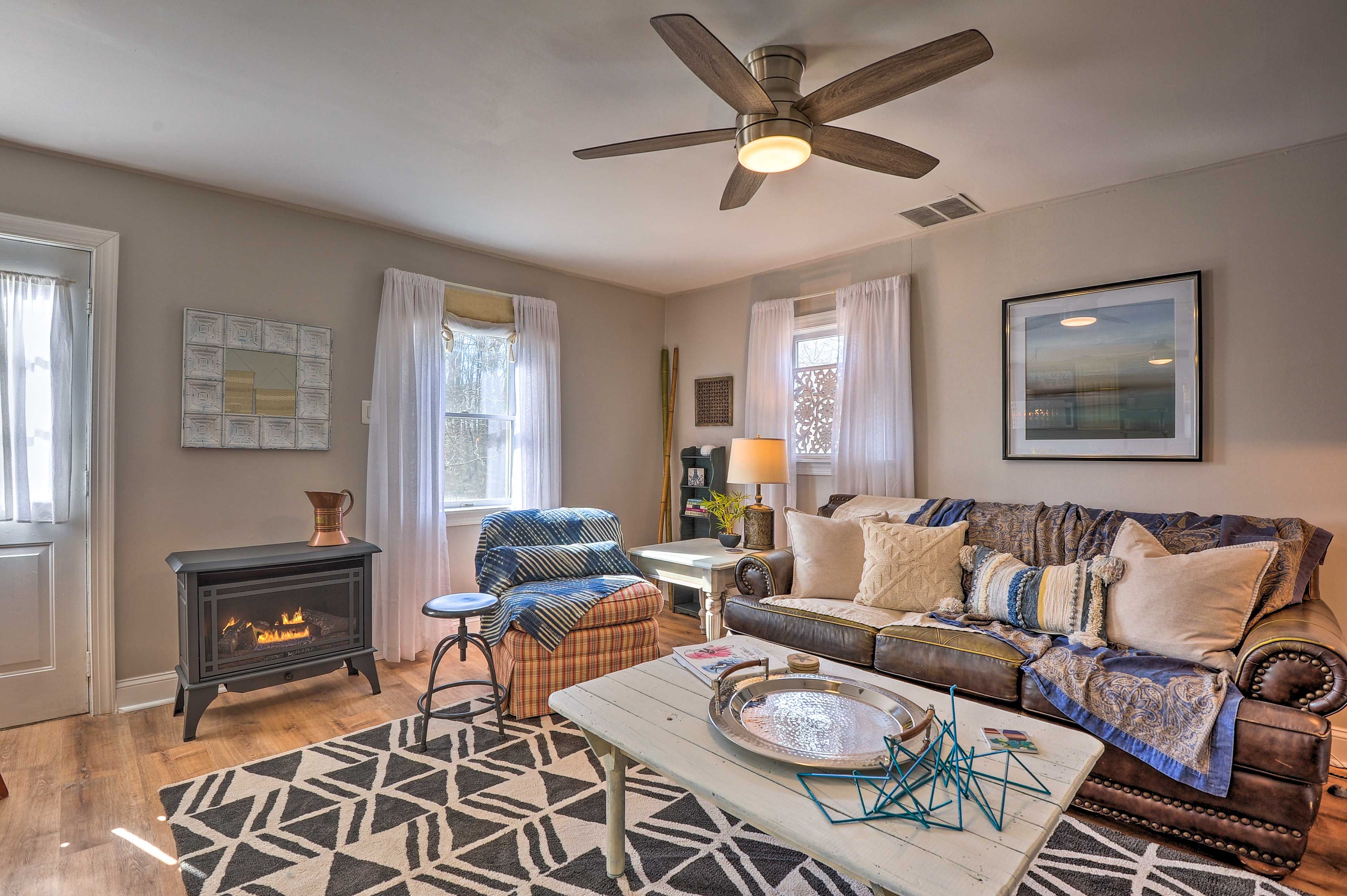 Living Room | Free WiFi (WFH Friendly)