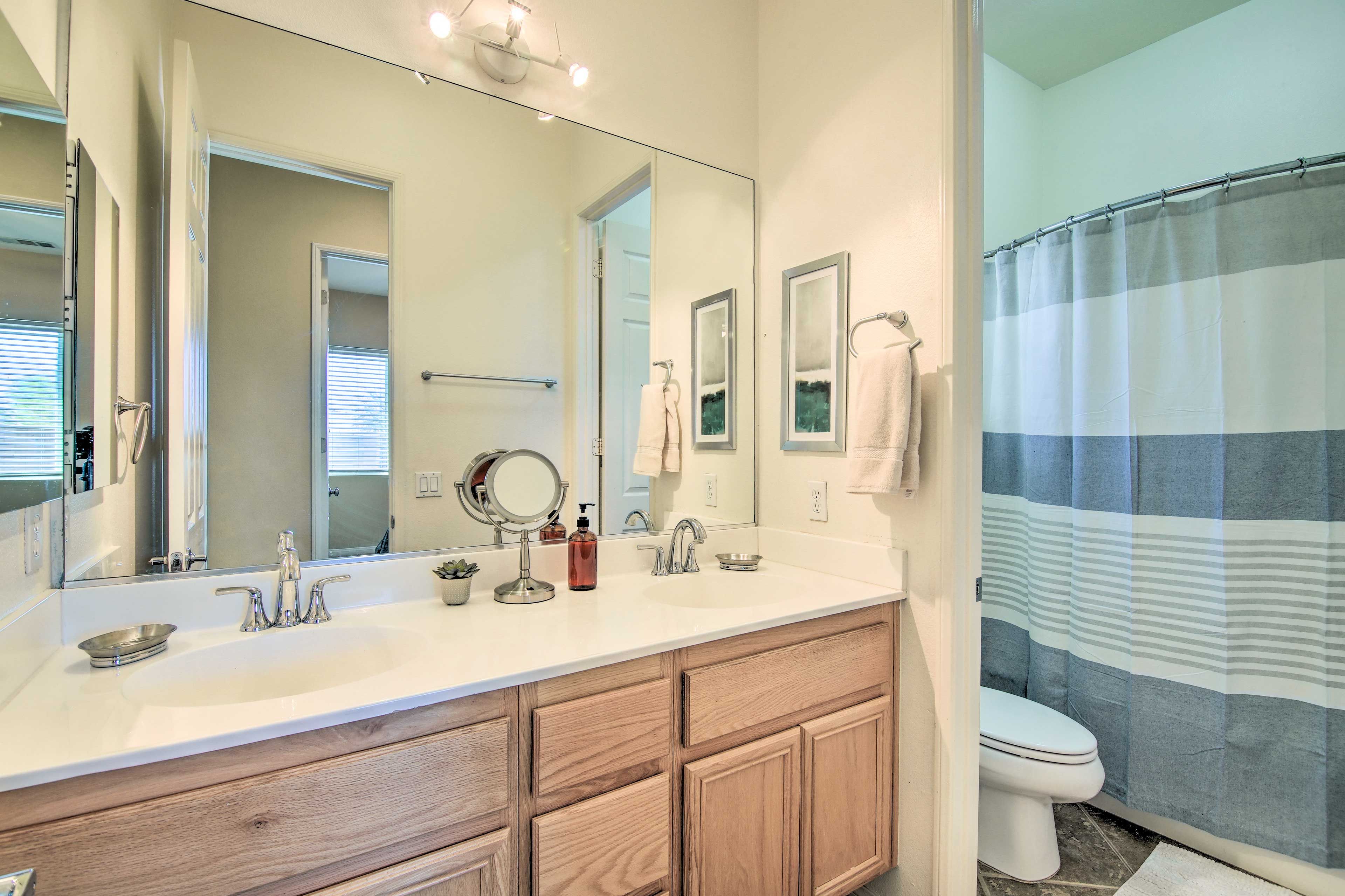 Full Bathroom | Towels Provided