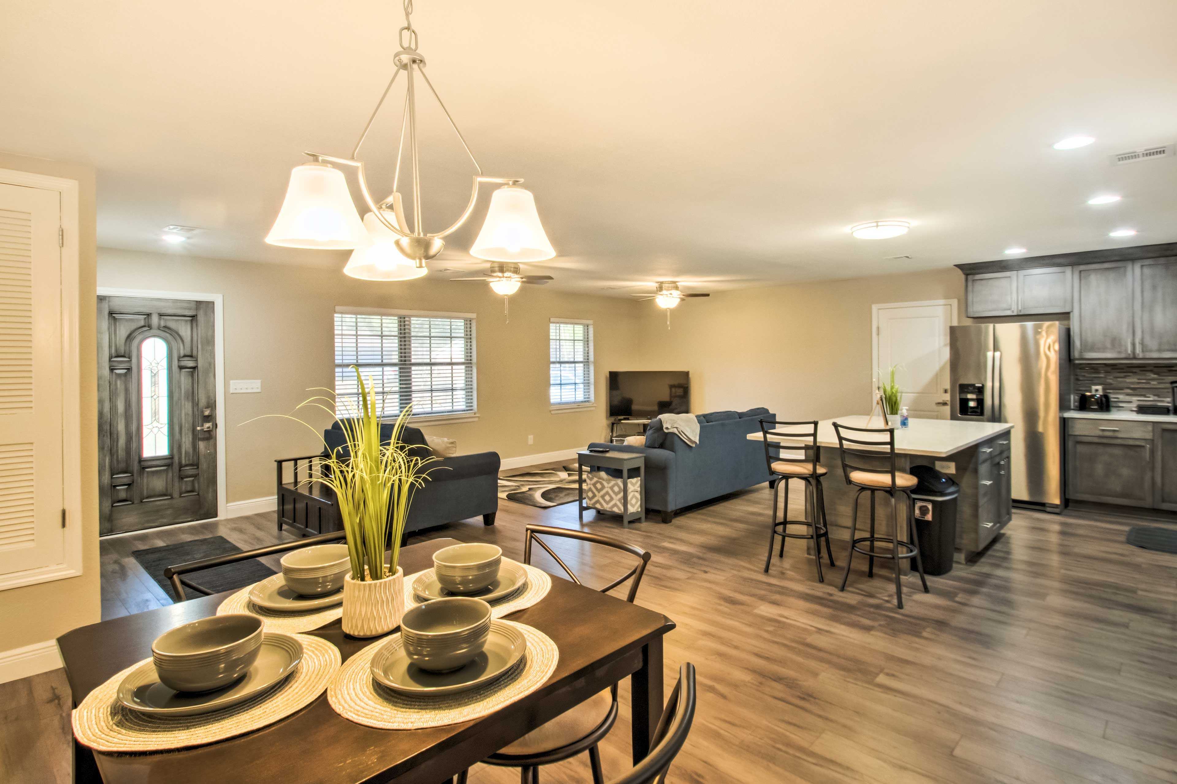 Dining Area | Dishware/Flatware Provided
