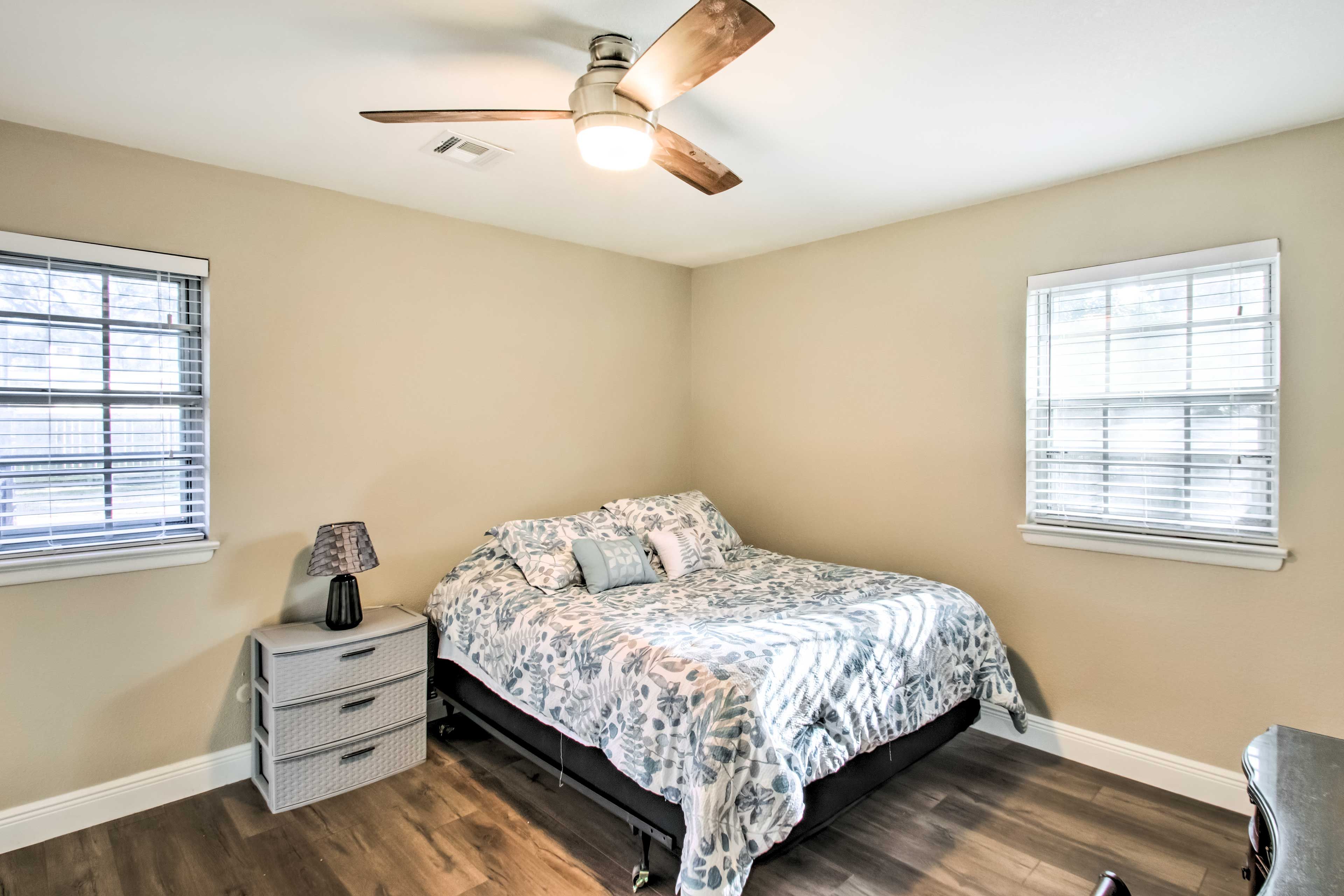 Bedroom 1 | Queen Bed