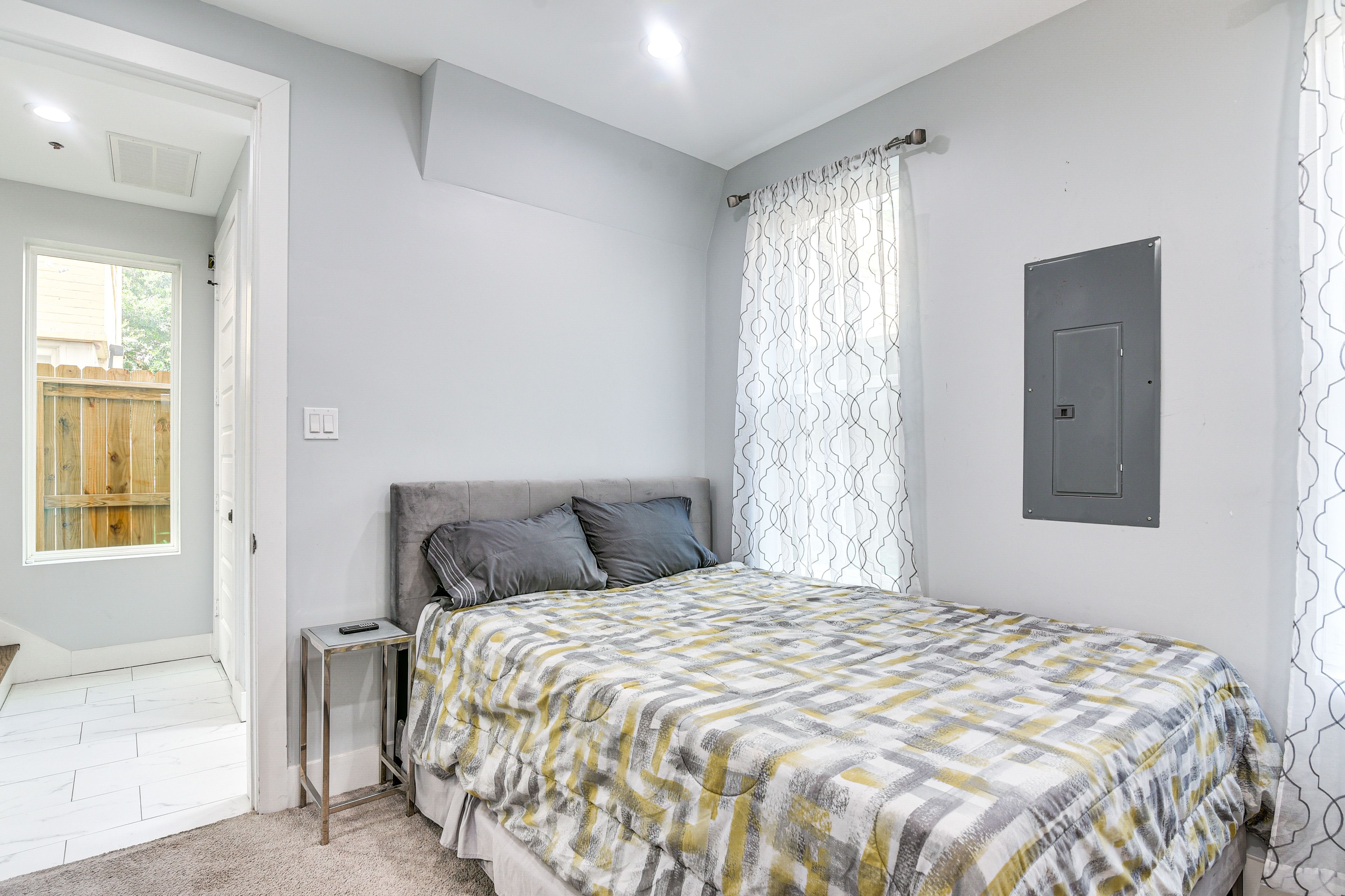 Bedroom 1 | Queen Bed | 1st Floor