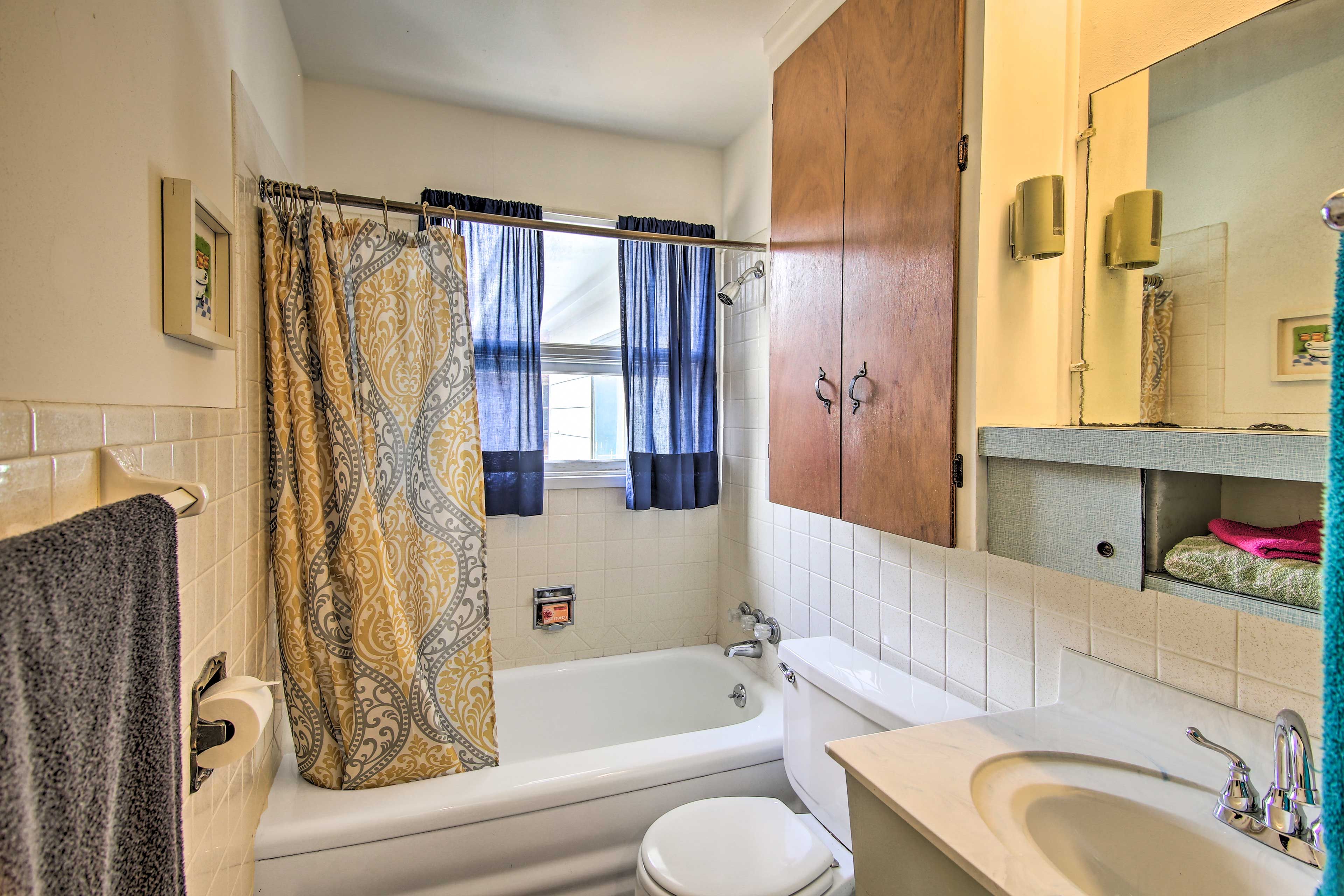 Full Bathroom | Towels Provided