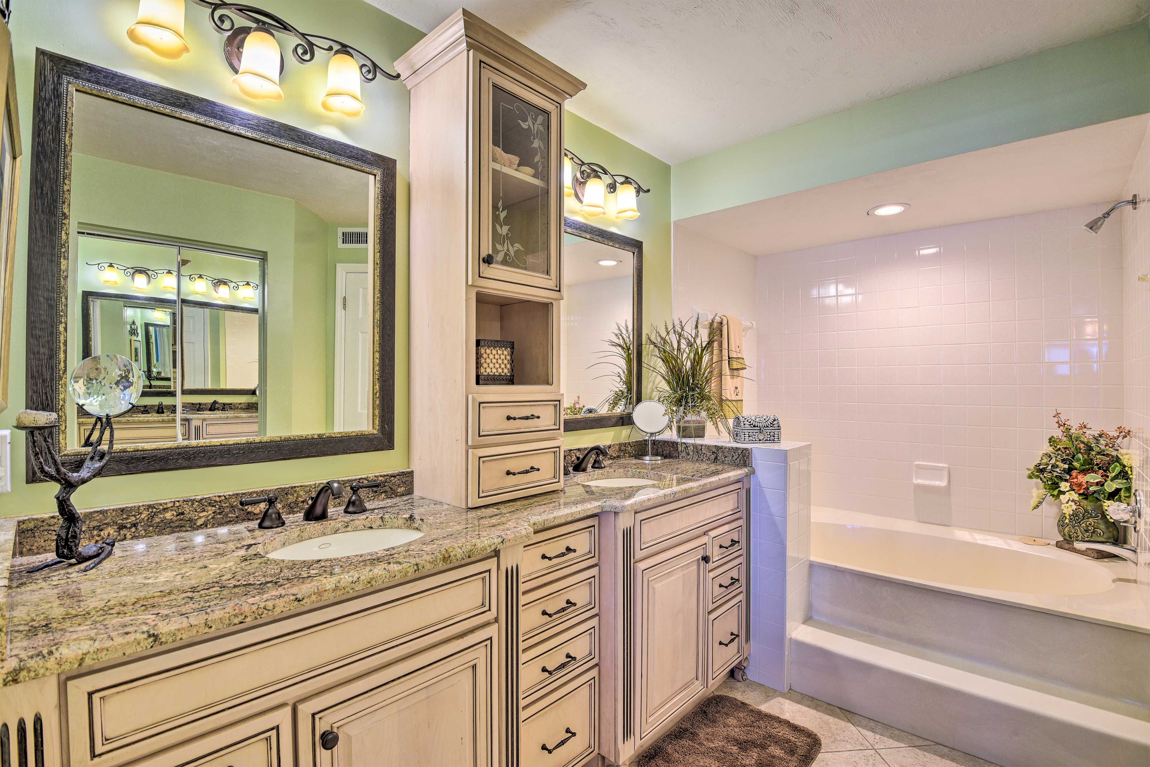 En-Suite Bath | Towels Provided | Complimentary Toiletries