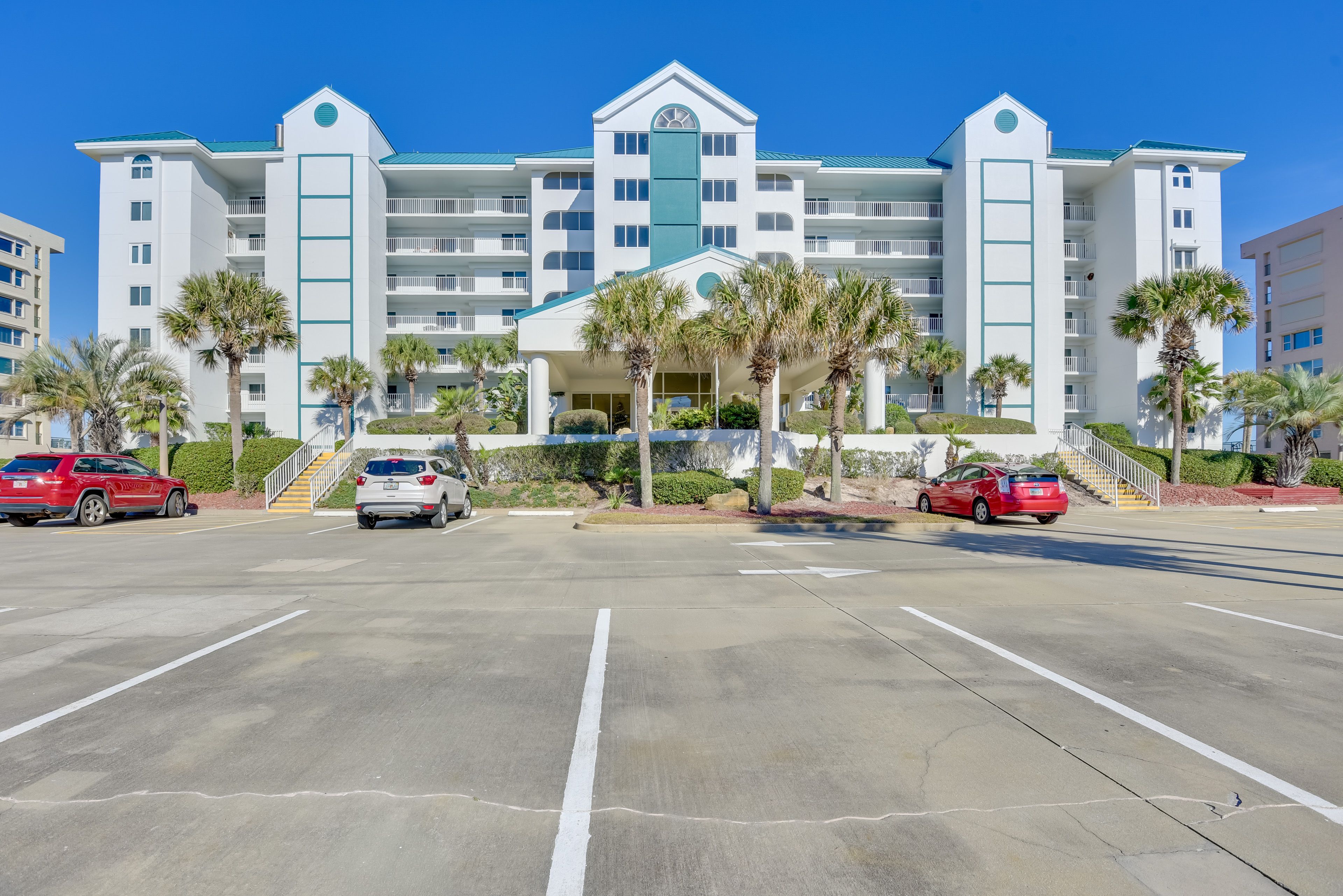 Exterior | Parking | Community Parking Garage (2 Vehicles)