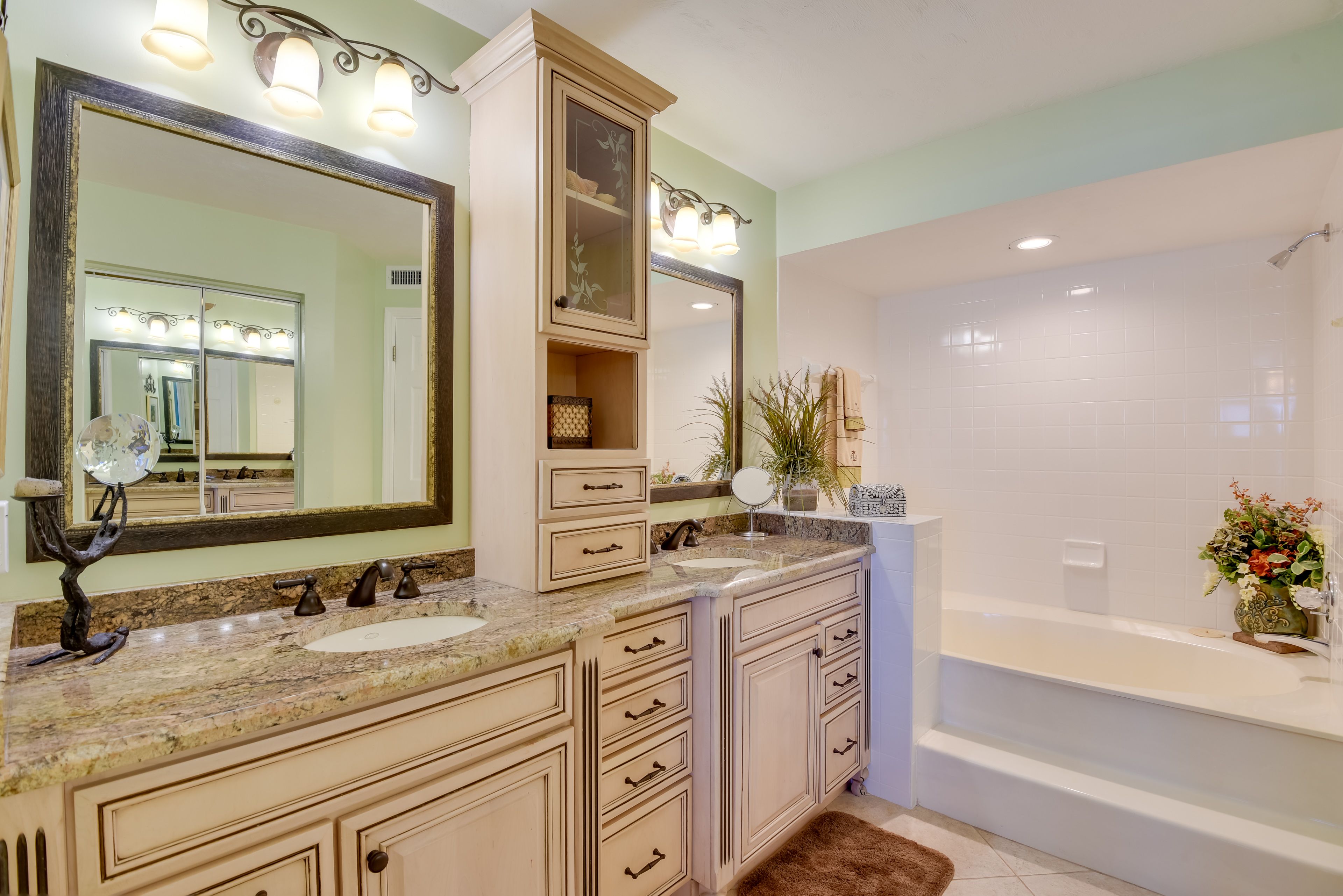 Full Bathroom | Towels Provided | Complimentary Toiletries