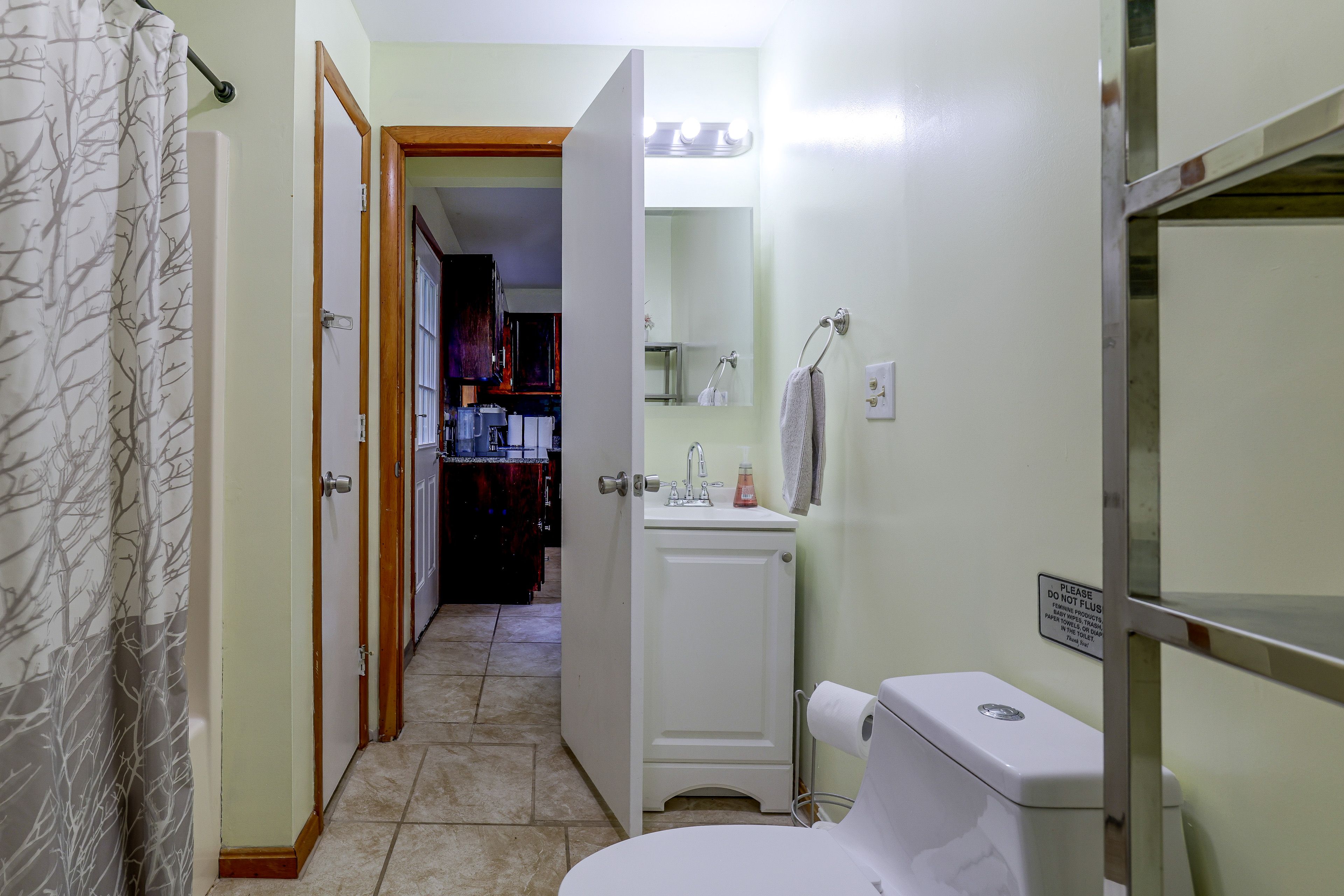 Jack & Jill Bathroom | 1st Floor | Towels Provided