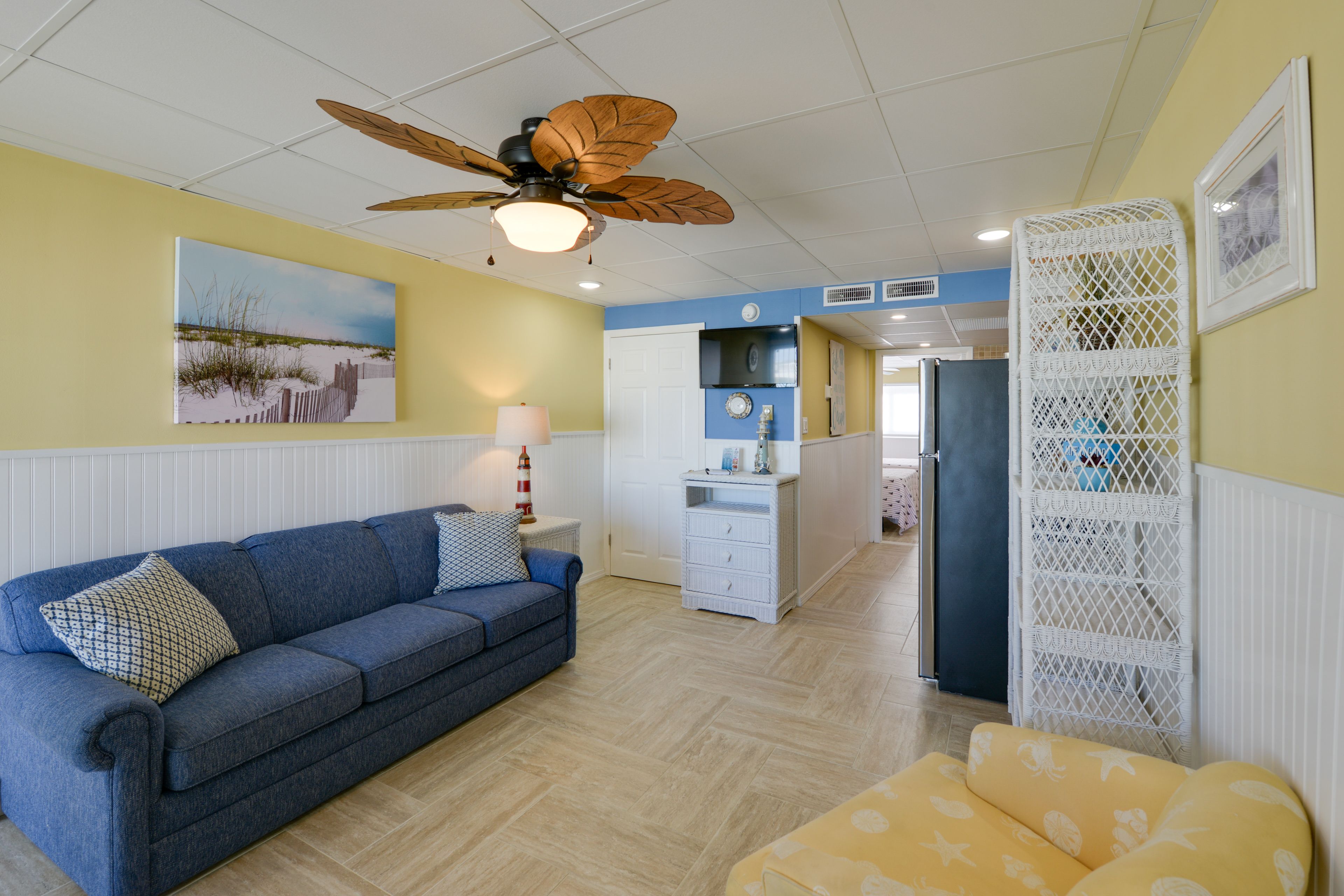 Living Room | Cable/Satellite TV | Air Conditioning
