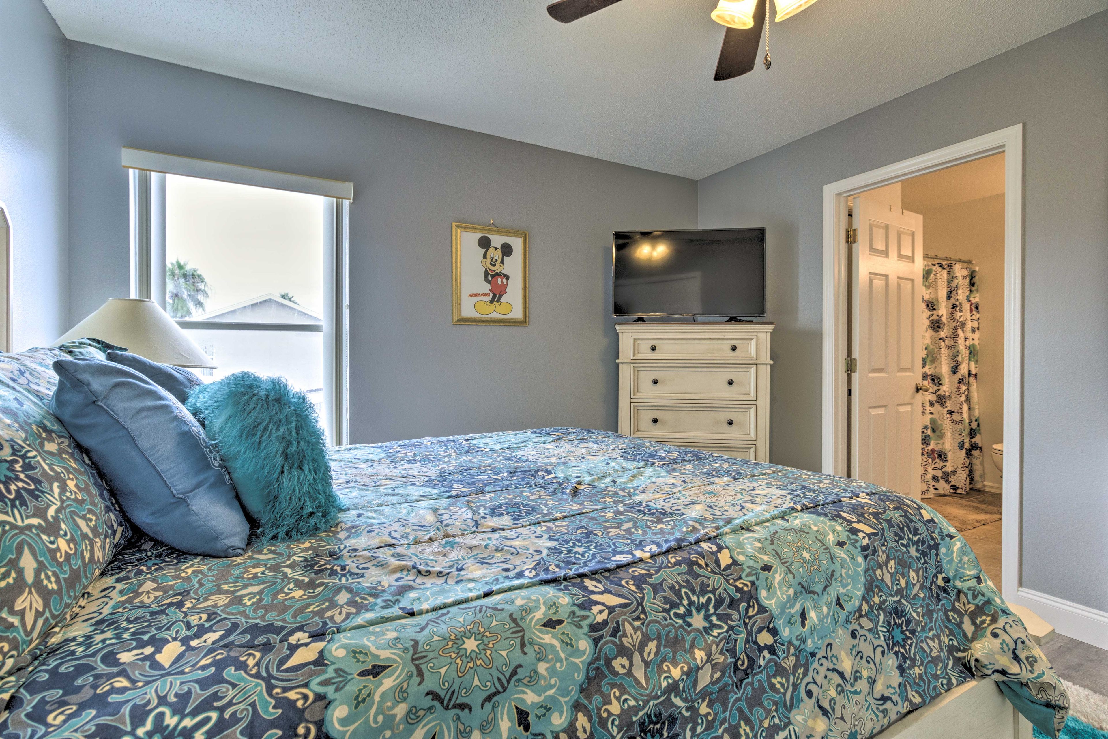 Bedroom 5 | Smart TV | Study