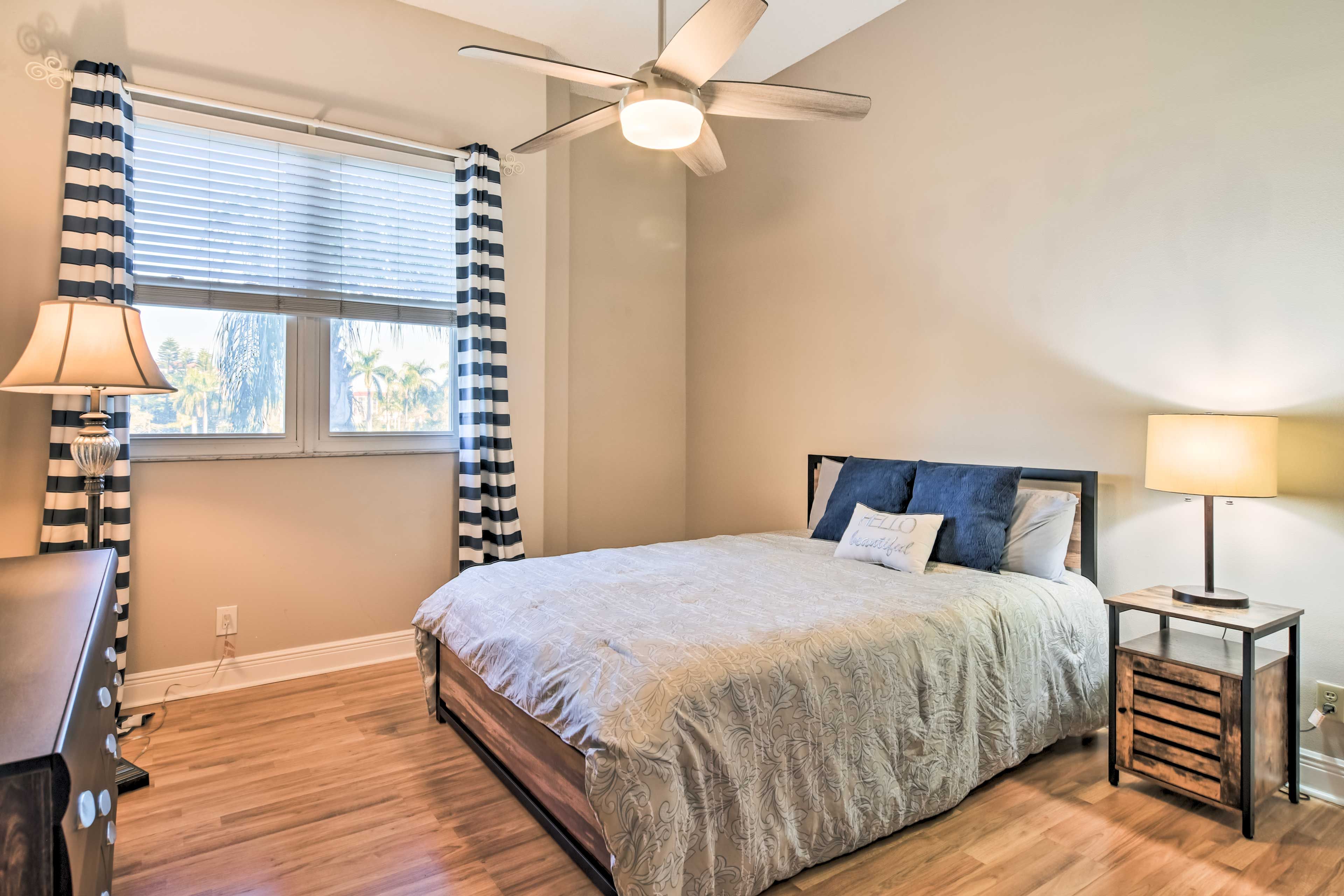 Bedroom 1 | Queen Bed