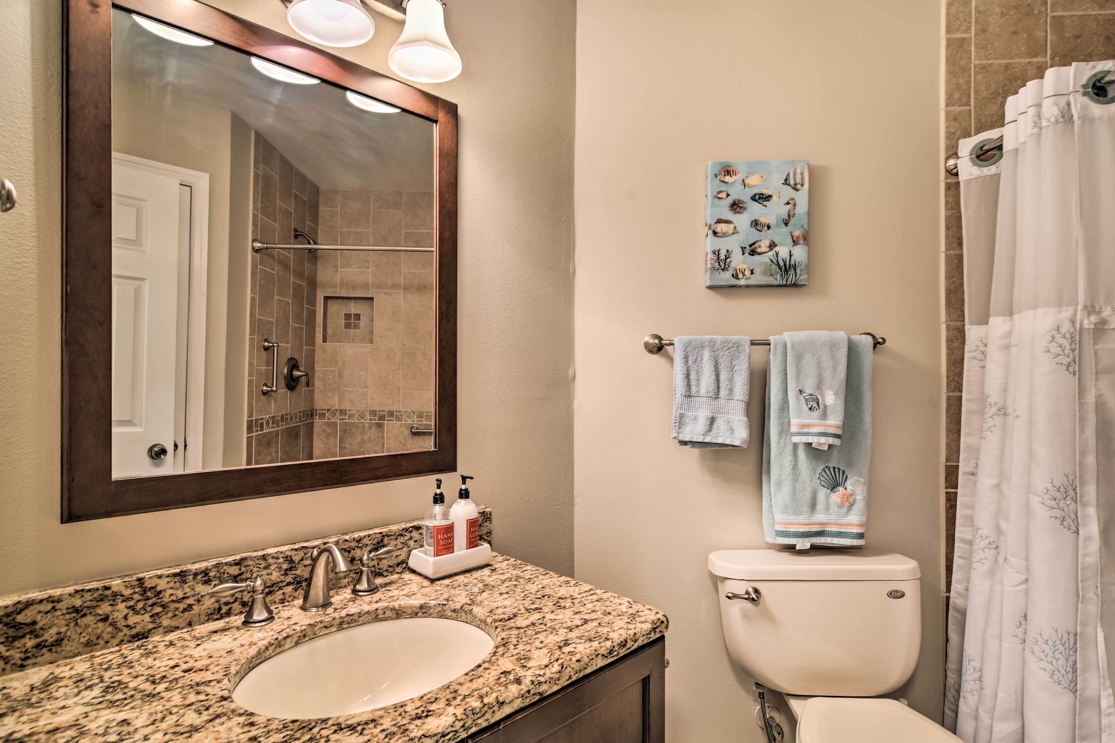 Full Bathroom | Complimentary Toiletries