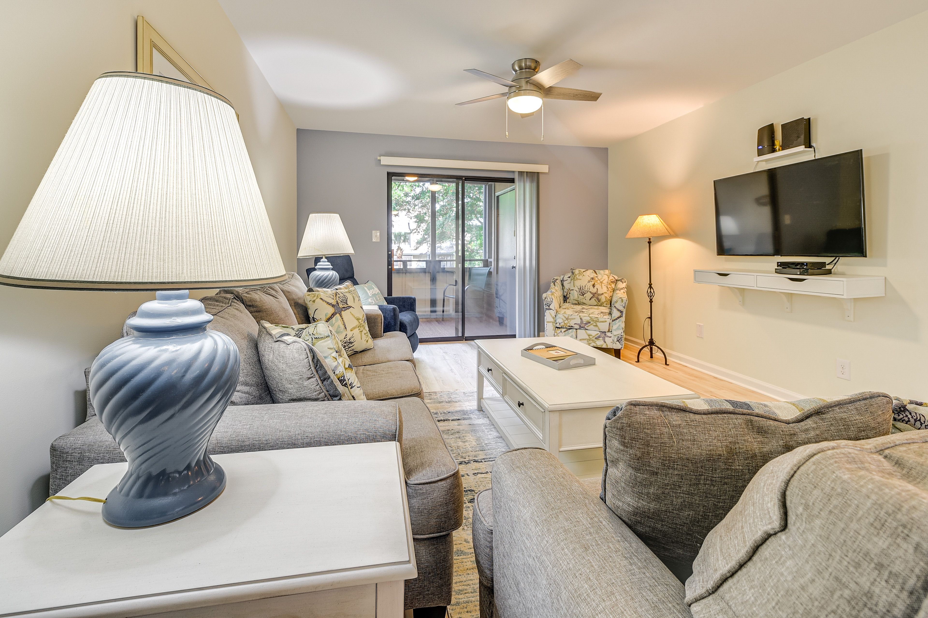 Living Room | A/C | Smart TV | DVD Player