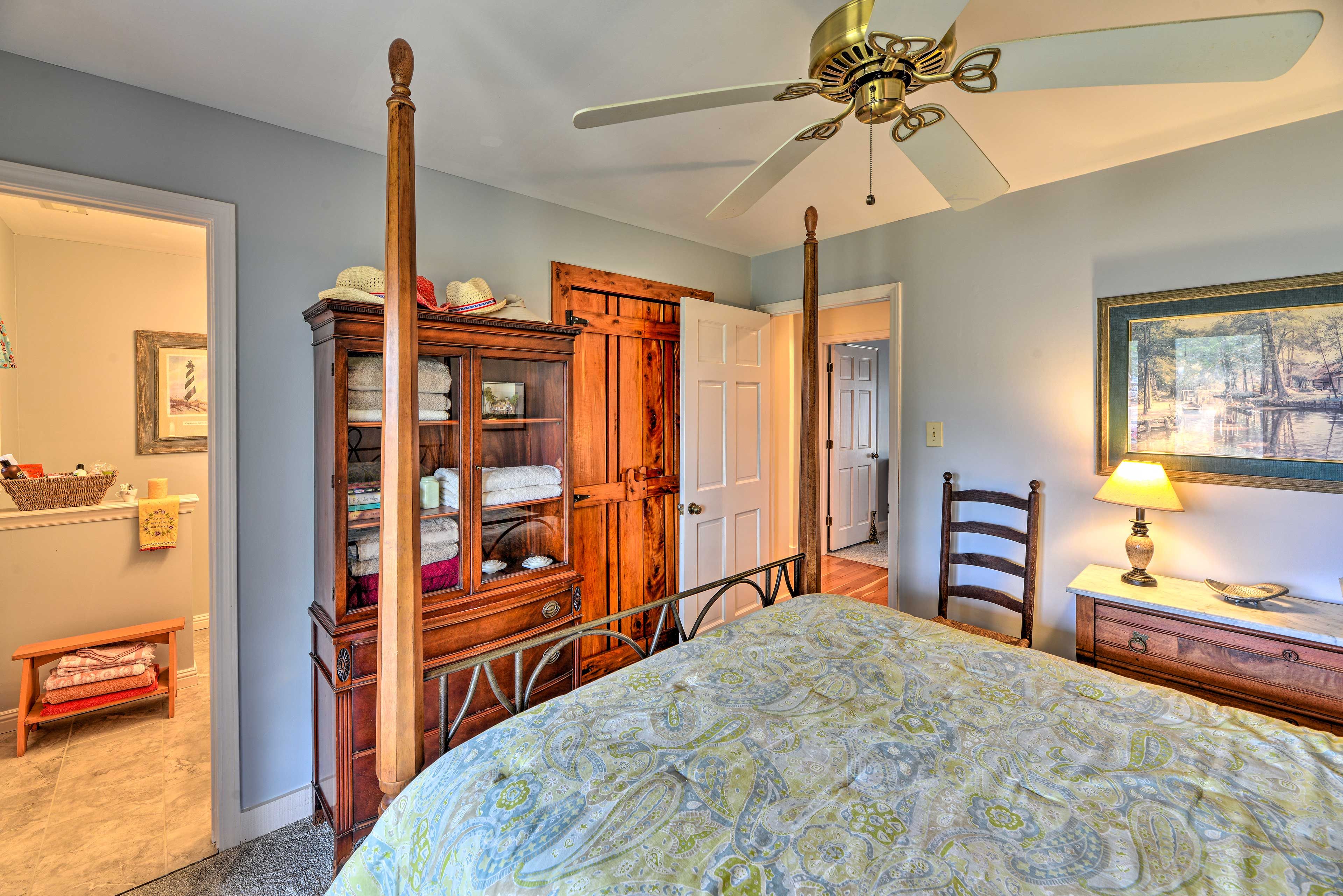Bedroom 3 | Queen Bed