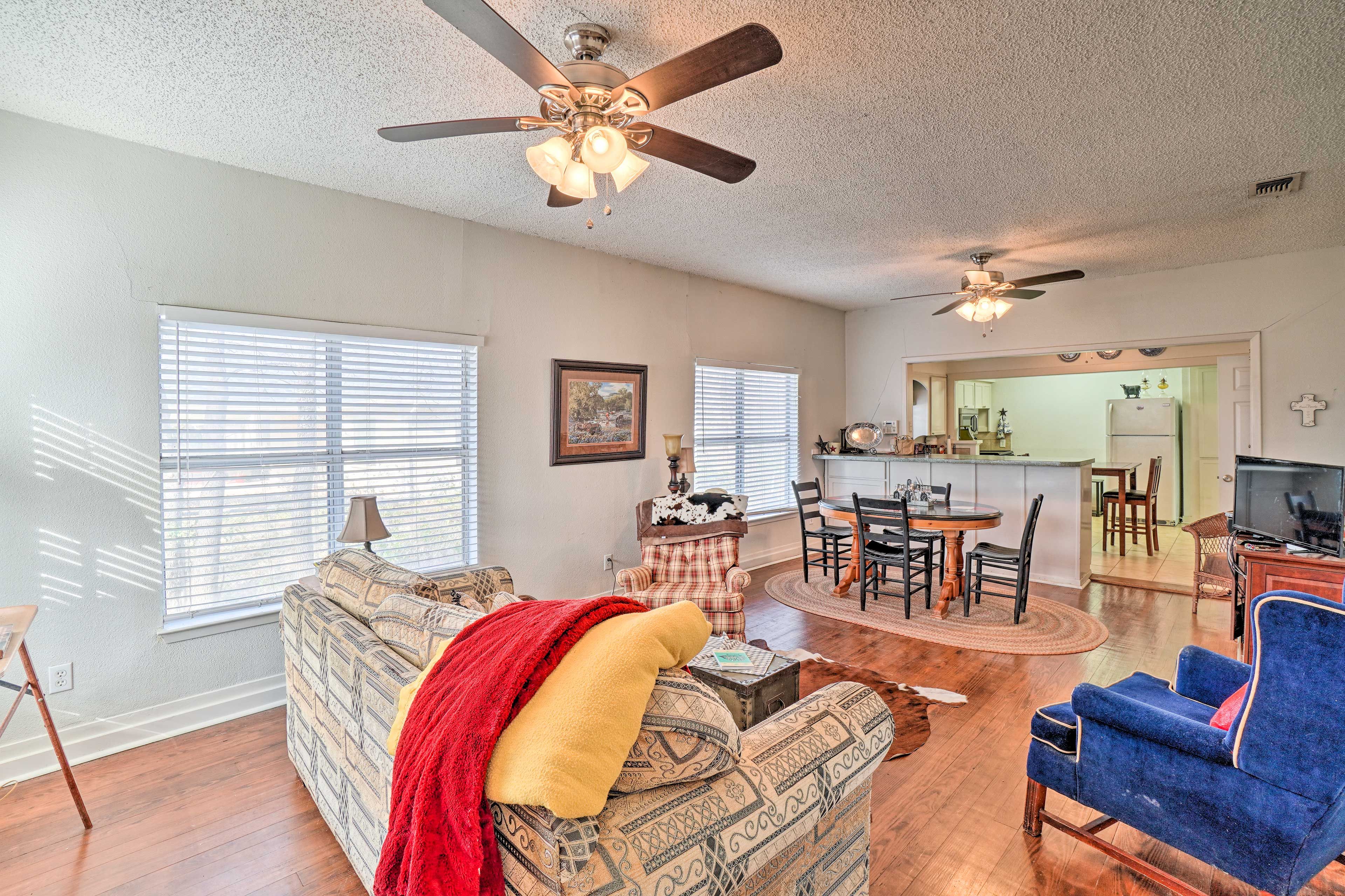 Living Room | Flat-Screen TV