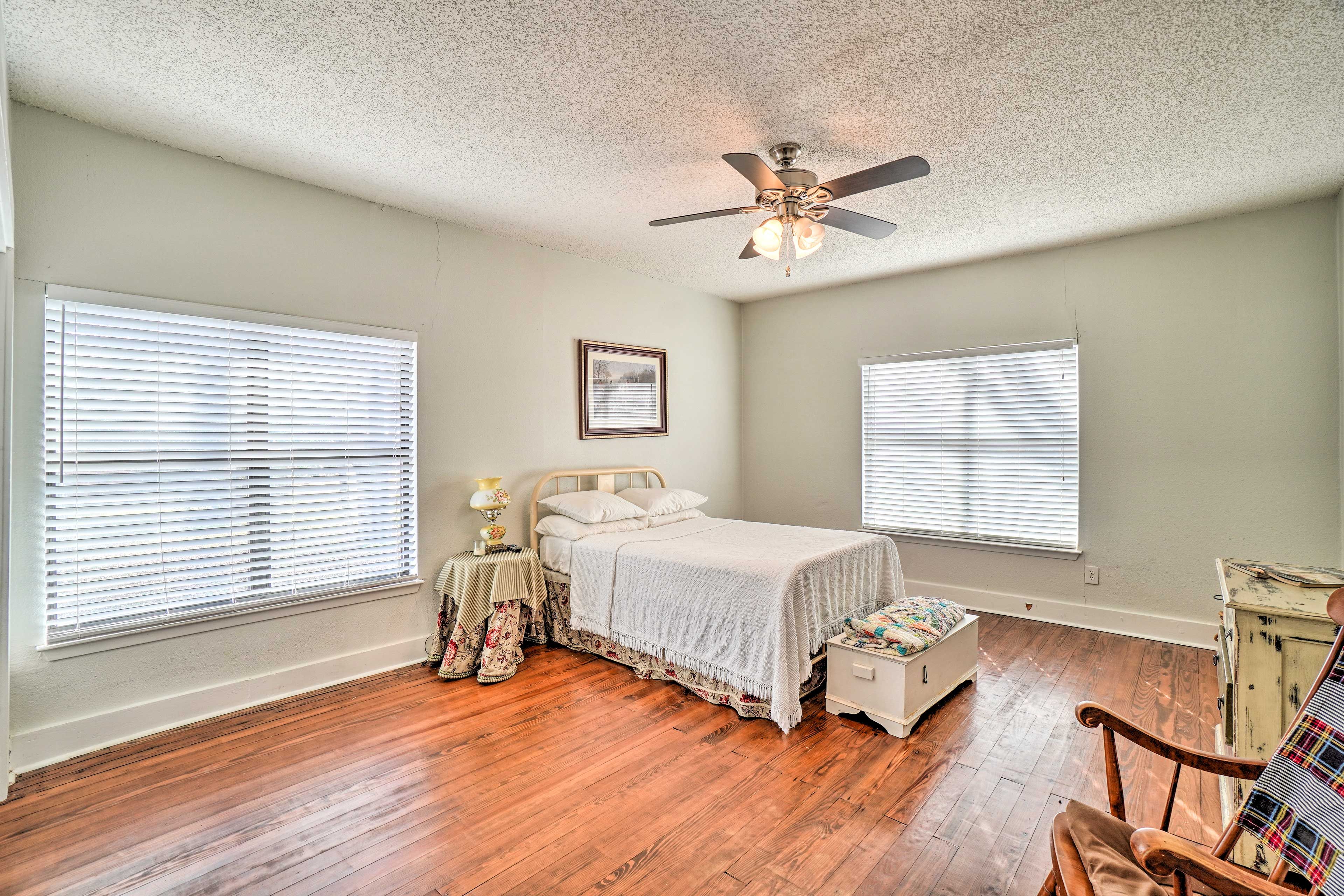 Bedroom 1 | Queen Bed