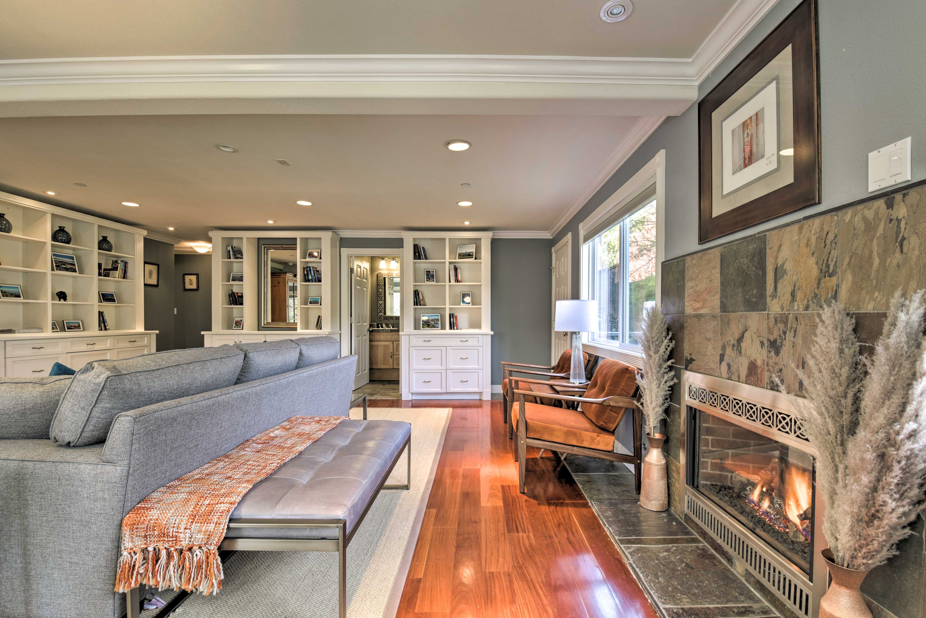 Living Room | Gas Fireplace | Free WiFi | Flat-Screen Cable TV