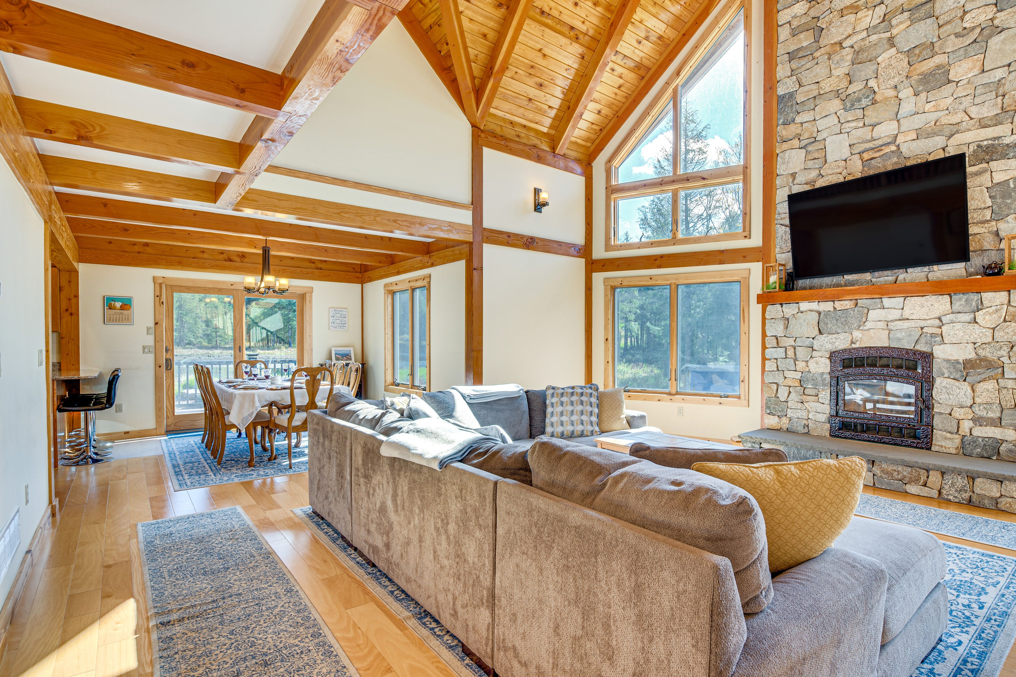 Living Area | Smart TV | Fireplace