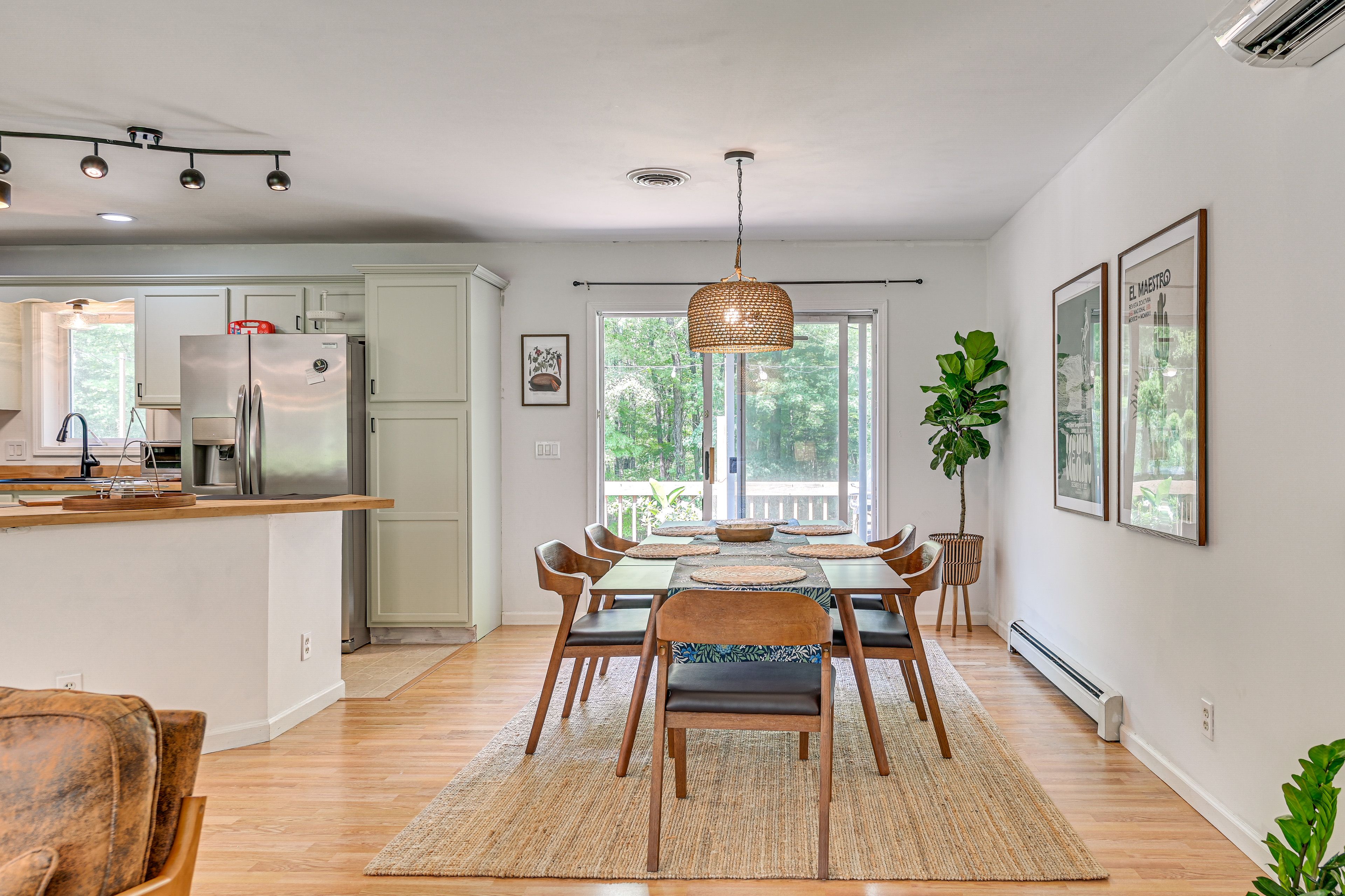 Dining Area | Dishes & Flatware Provided
