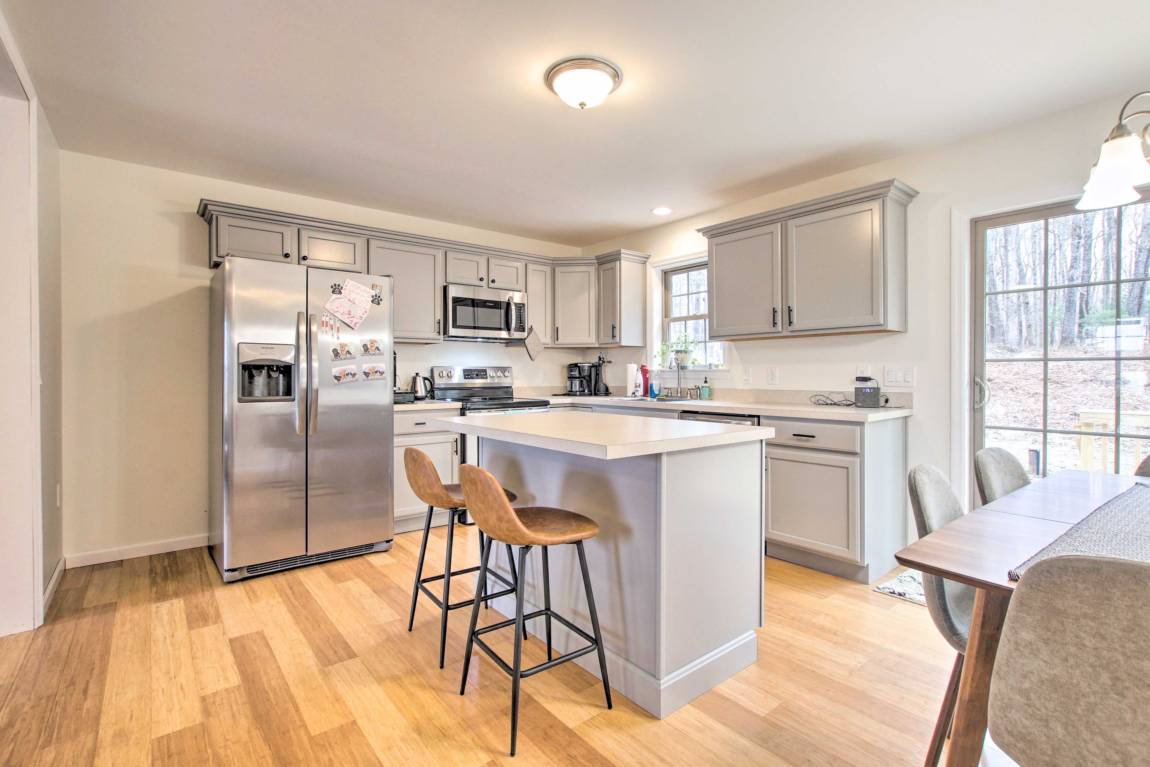 Fully Equipped Kitchen | Dishware & Flatware