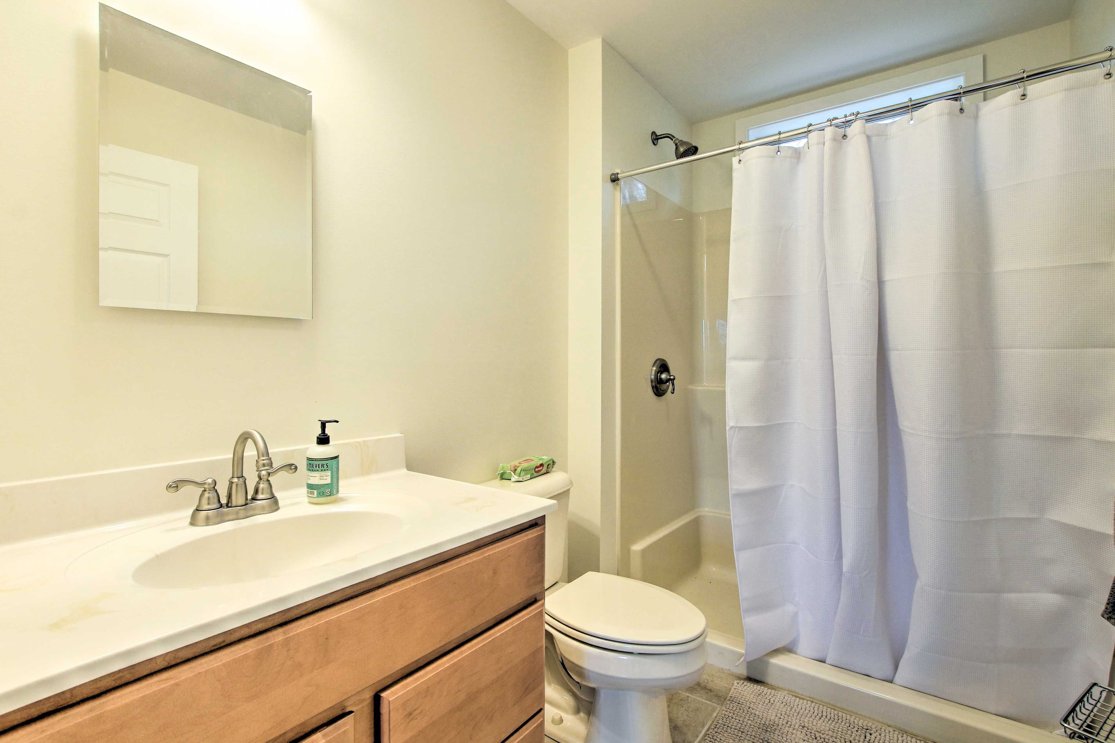 En-Suite Full Bathroom | Towels Provided