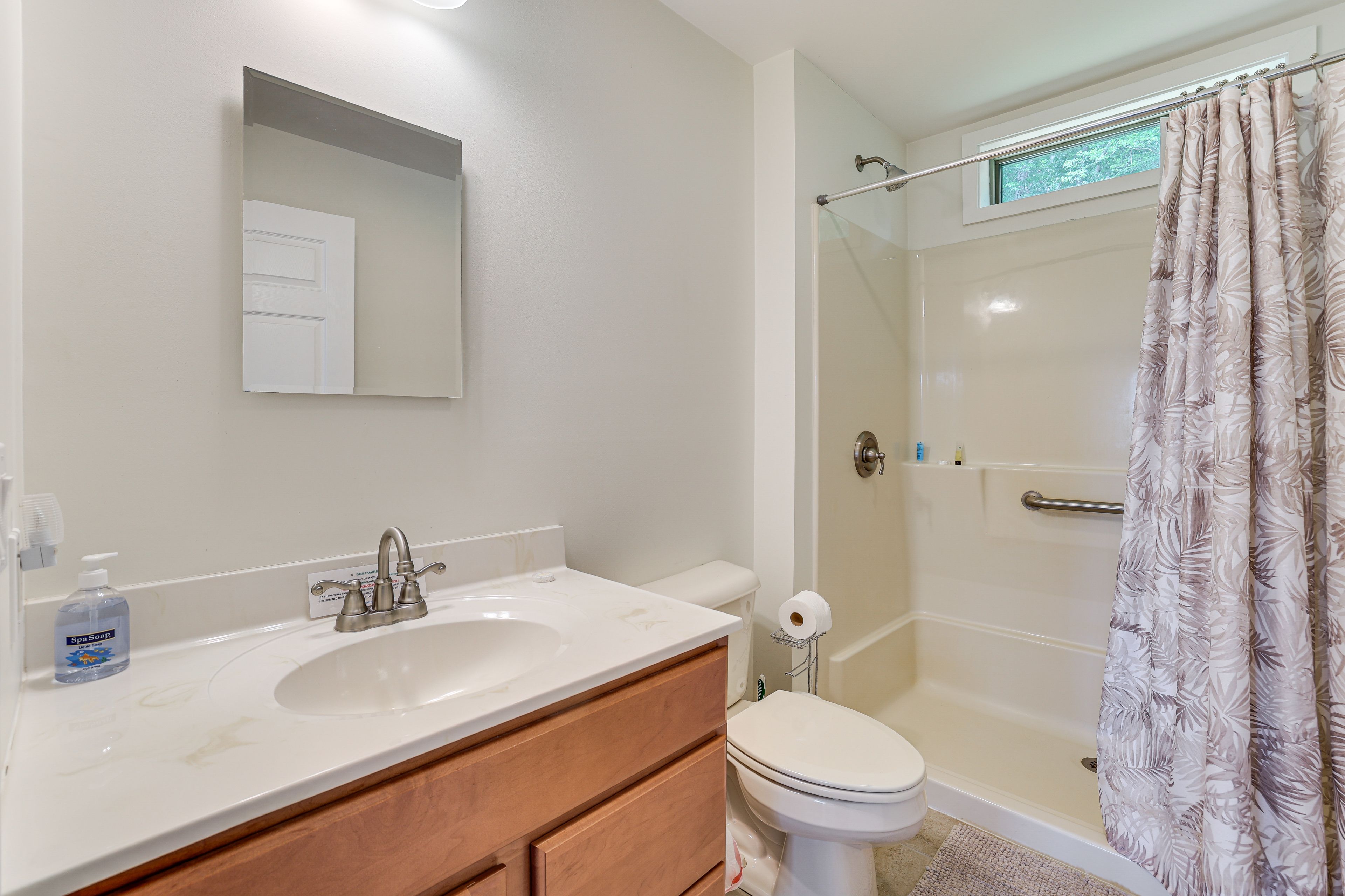 En-Suite Full Bathroom | Towels Provided