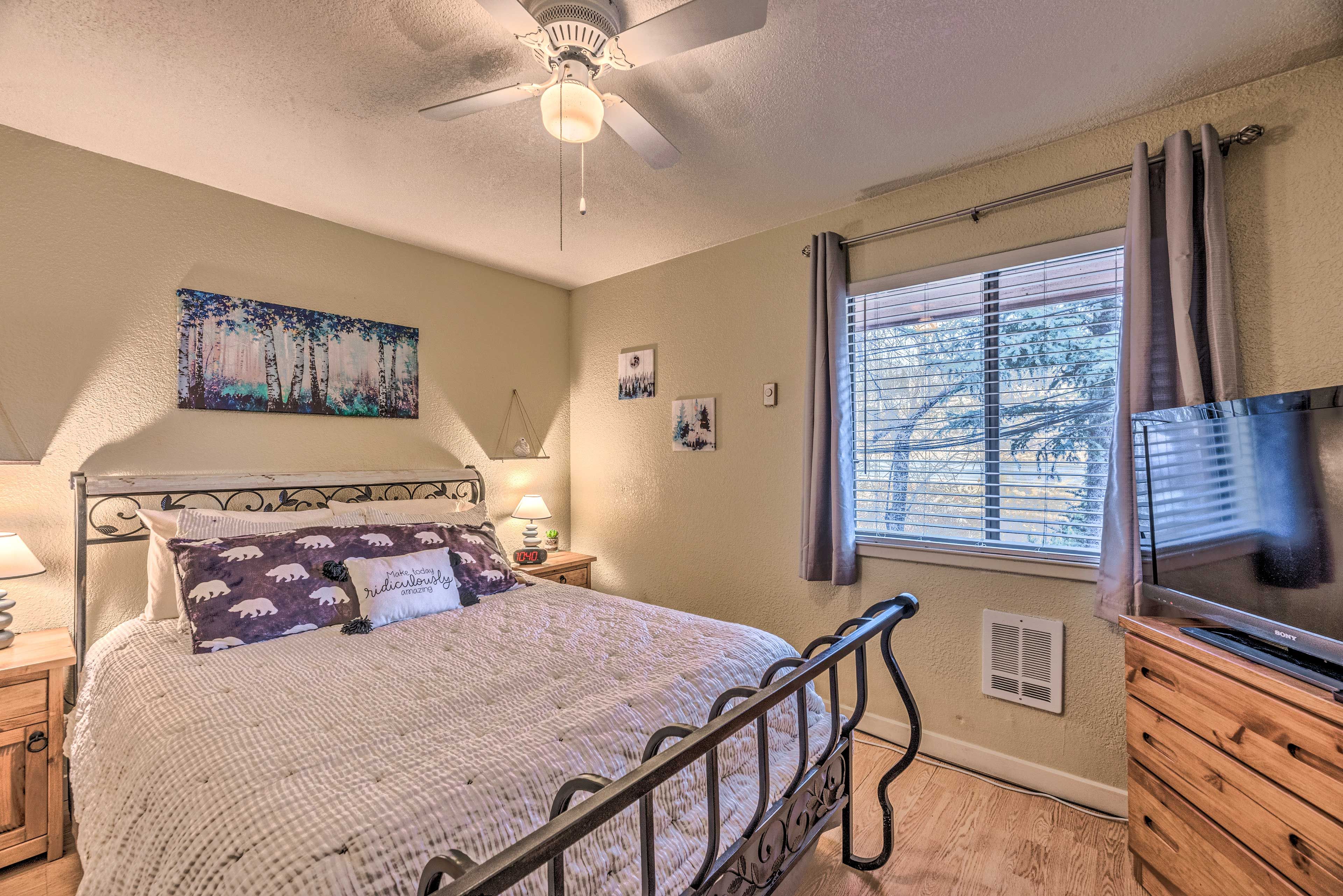 Bedroom 2 | Queen Bed